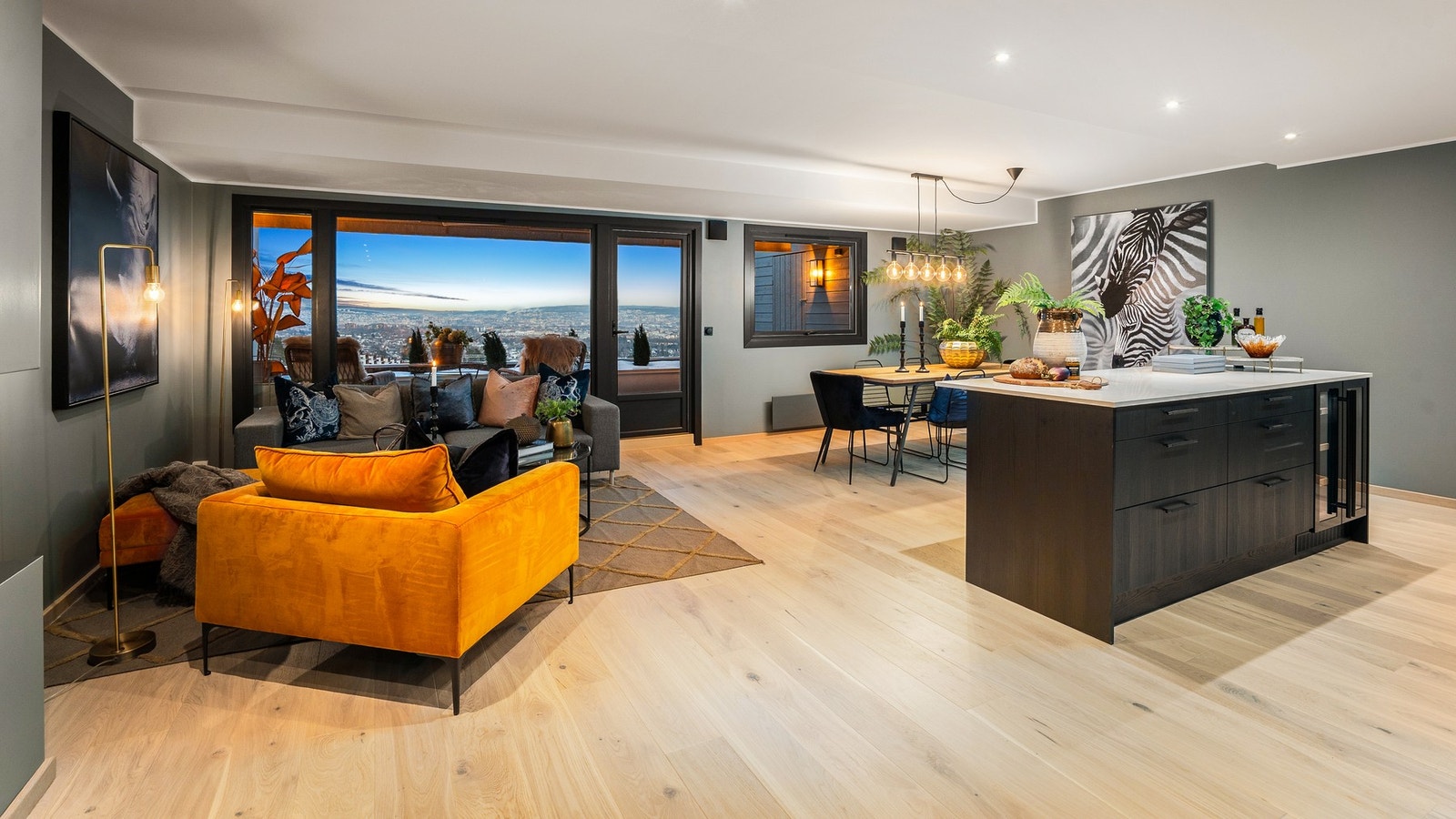 Bred enstavs lys eikeparkett er gjennomgende i leiligheten. Galleribilde