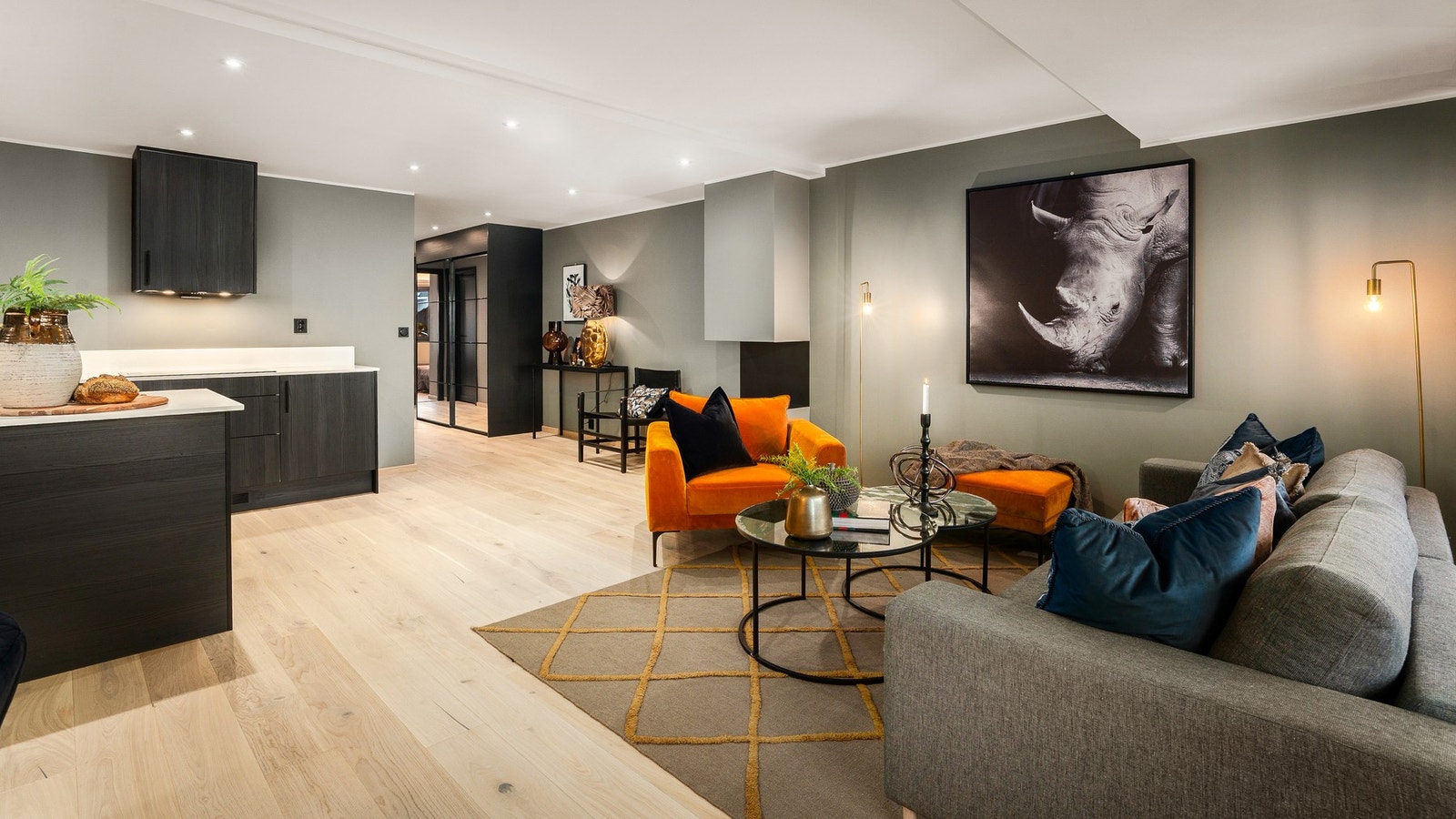 Stor entre / hall med romslig skyvedørsgarderobe. Galleribilde