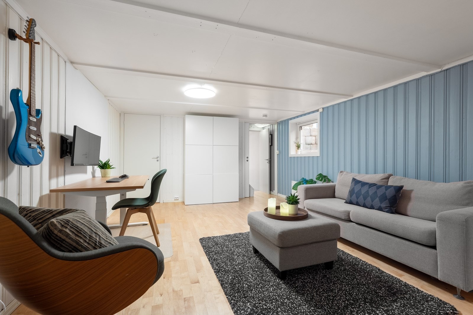 Romslig kjellerstue. Galleribilde