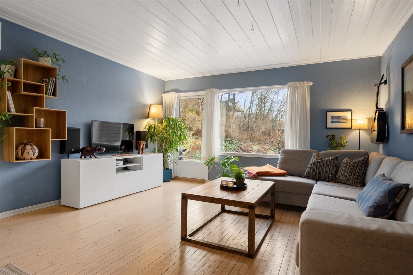 De vide vindusflatene sørger for både god atmosfære, samt god romfølelse. Galleribilde