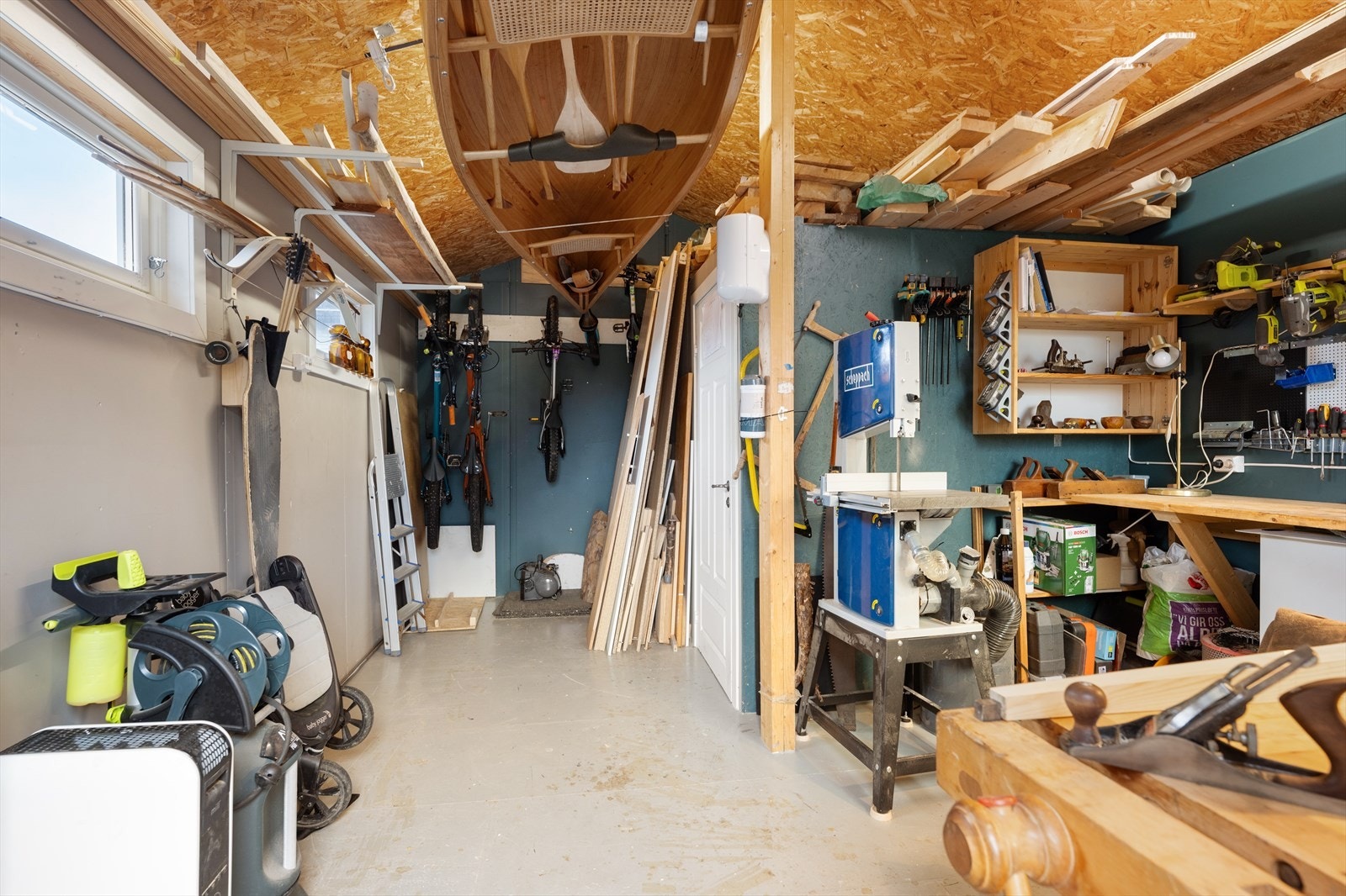 Perfekt til både snekring, oppbevaring av hageutstyr og sykler. Galleribilde