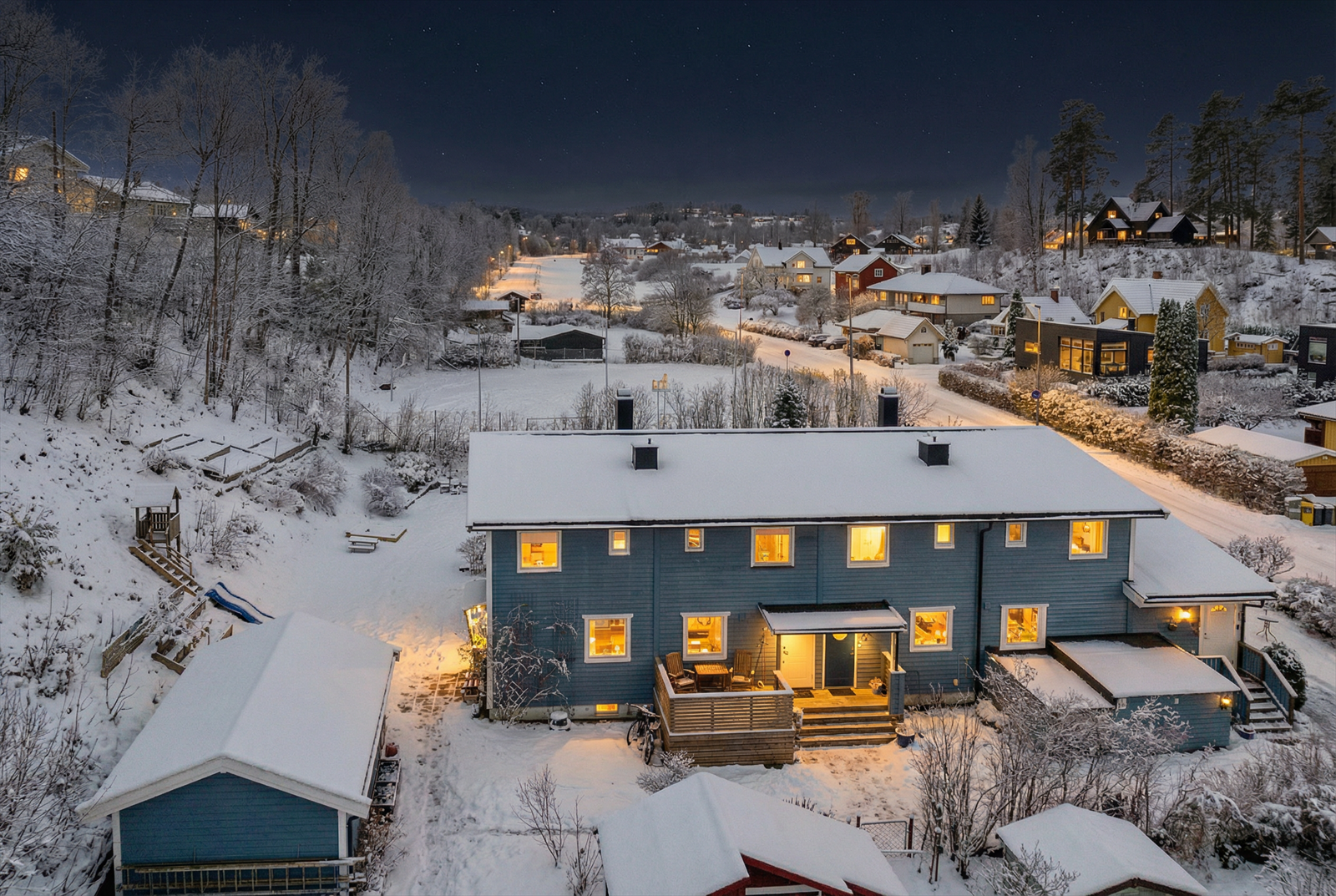 Boligen ligger i gangavstand til både Asker og Høn togstasjon, hvor toget kan ta deg i retning av Oslo. Galleribilde