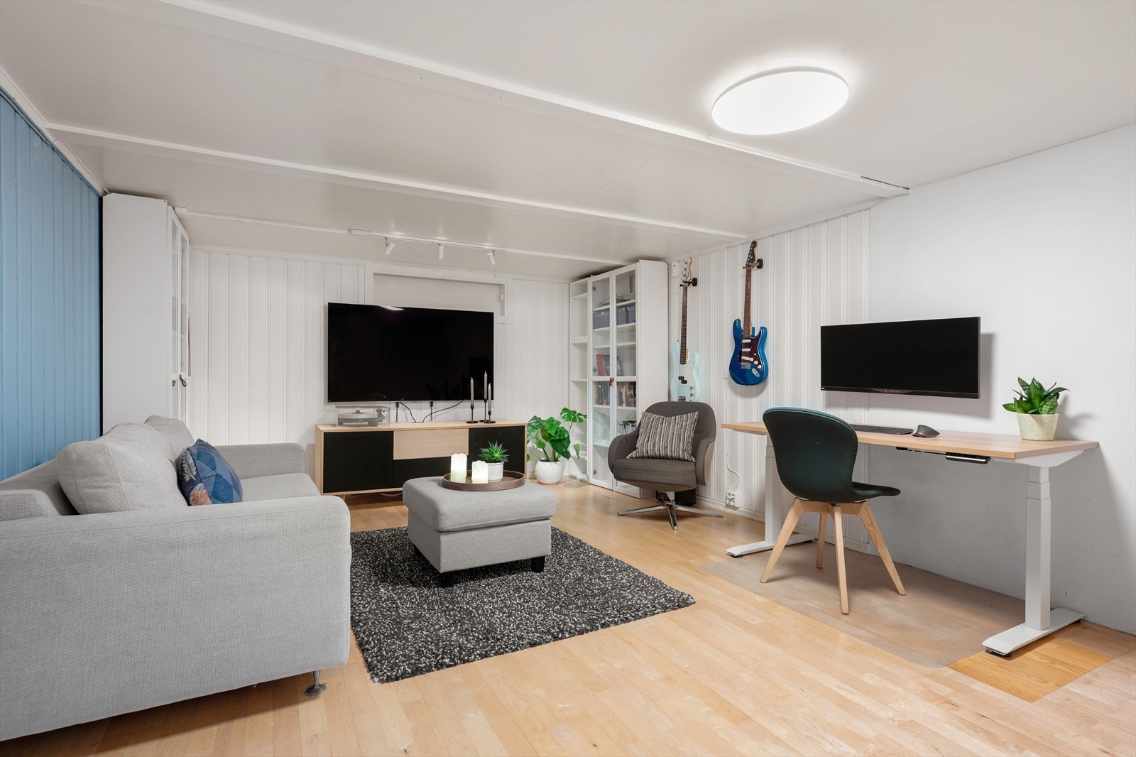 Kjellerstuen passer perfekt som tv-stue når ungdommen ønsker å trekke seg litt tilbake. Galleribilde