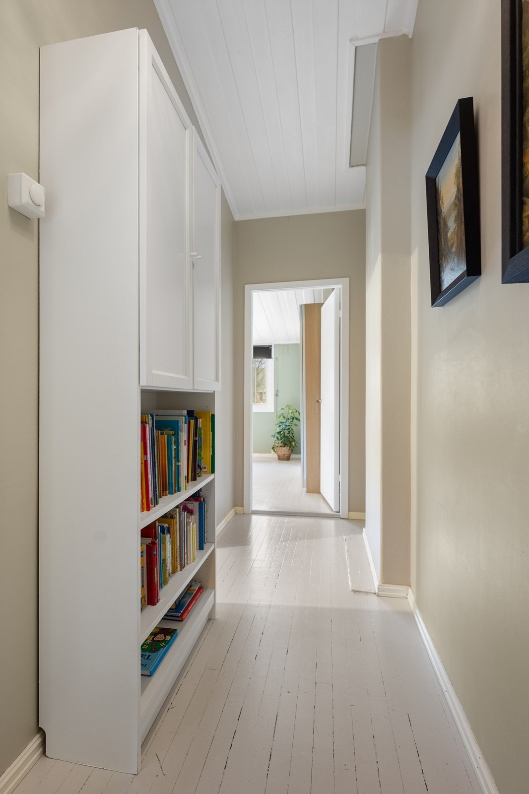 I hallen er det god plass for ytterligere oppbevaringsmøblement. Galleribilde