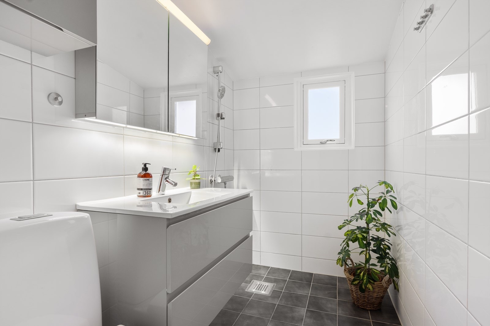 Badet i 2.etasje er pusset opp i 2012 og har varme i gulv. Galleribilde