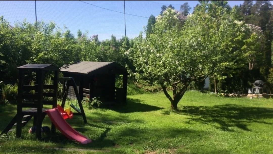 På sommeren er eiendommen omkranset av hekk som gir en naturskjønn og helt usjenert opplevelse. (Selgers bilde) Galleribilde