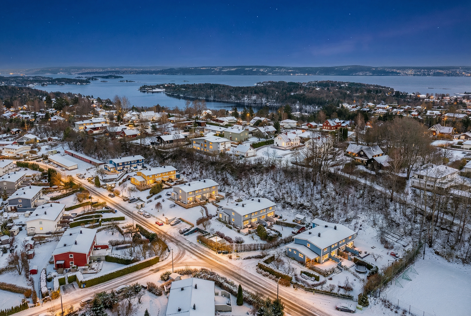 Fra boligen er det en 8 minutters sykkeltur til populære Hvalstrand med badestrand, stupetårn og restaurant. Galleribilde