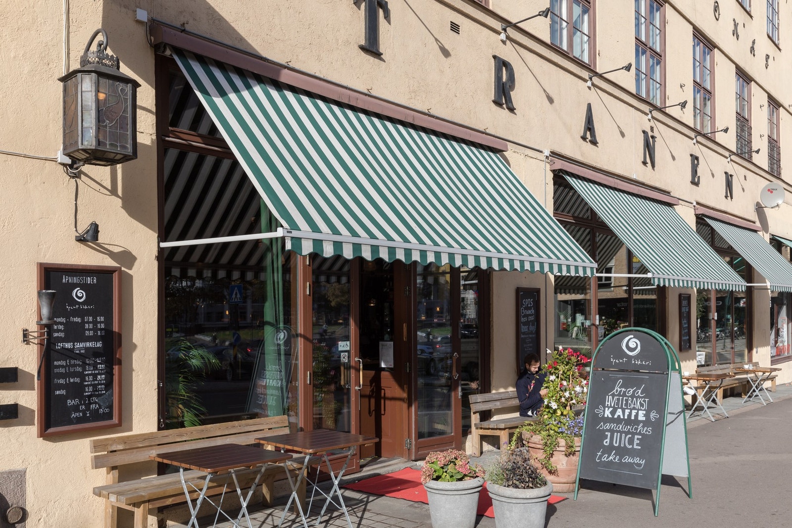 Hyggelige kaféer og bakerier rett i nærheten - perfekt for en kaffe i solen. Galleribilde