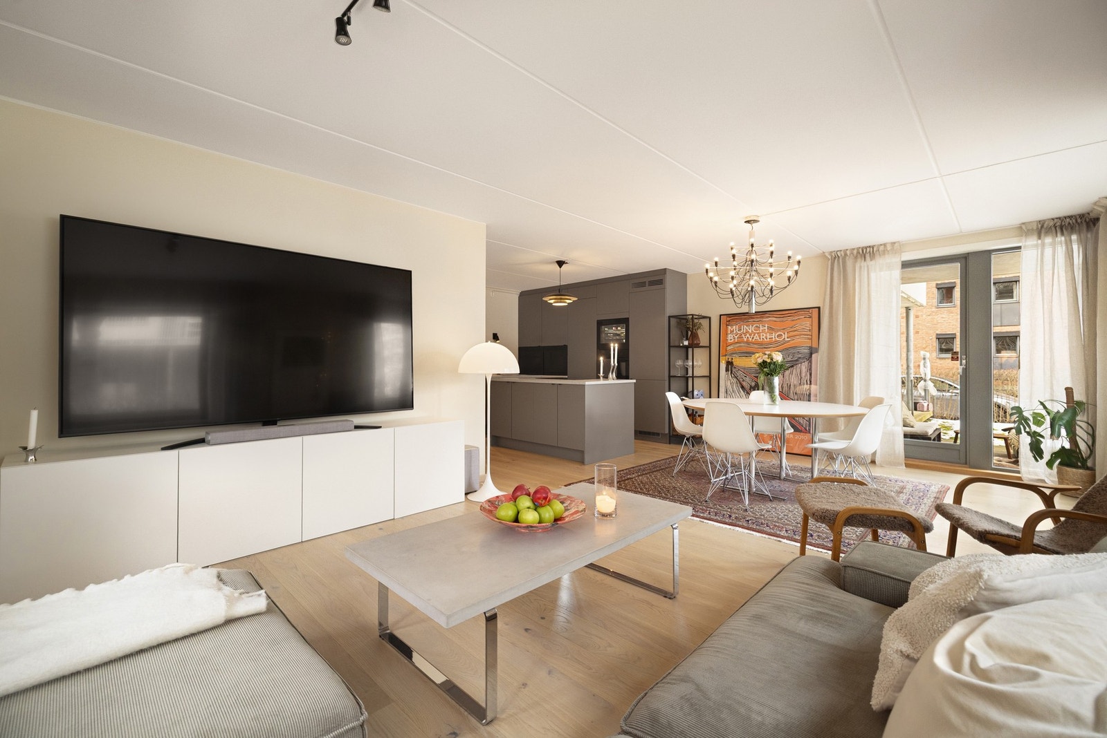 Stuen fremstår som lys og luftig, med store vindusflater fra gulv til tak som slipper inn rikelig naturlig lys og gir en åpen, behagelig romfølelse. Galleribilde