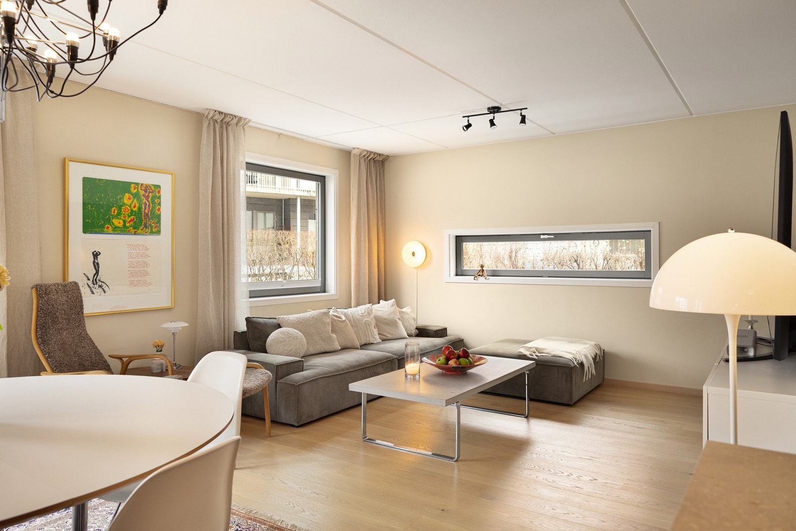 I 2023 ble det lagt ny enstavs parkett som tilfører rommet et moderne og helhetlig preg. Galleribilde