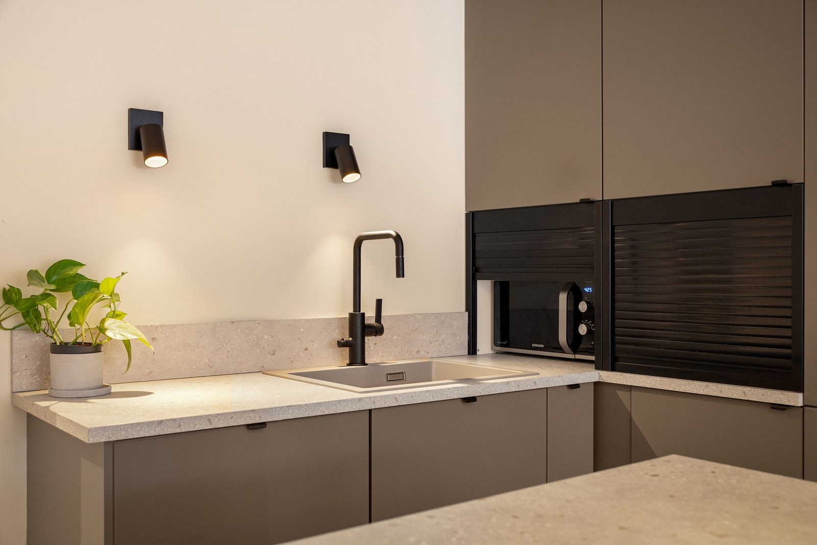 Benkeplaten i laminat har nedfelt komposittkum, mens den tilhørende kjøkkenøya gir både ekstra arbeidsplass og solide oppbevaringsløsninger. Galleribilde