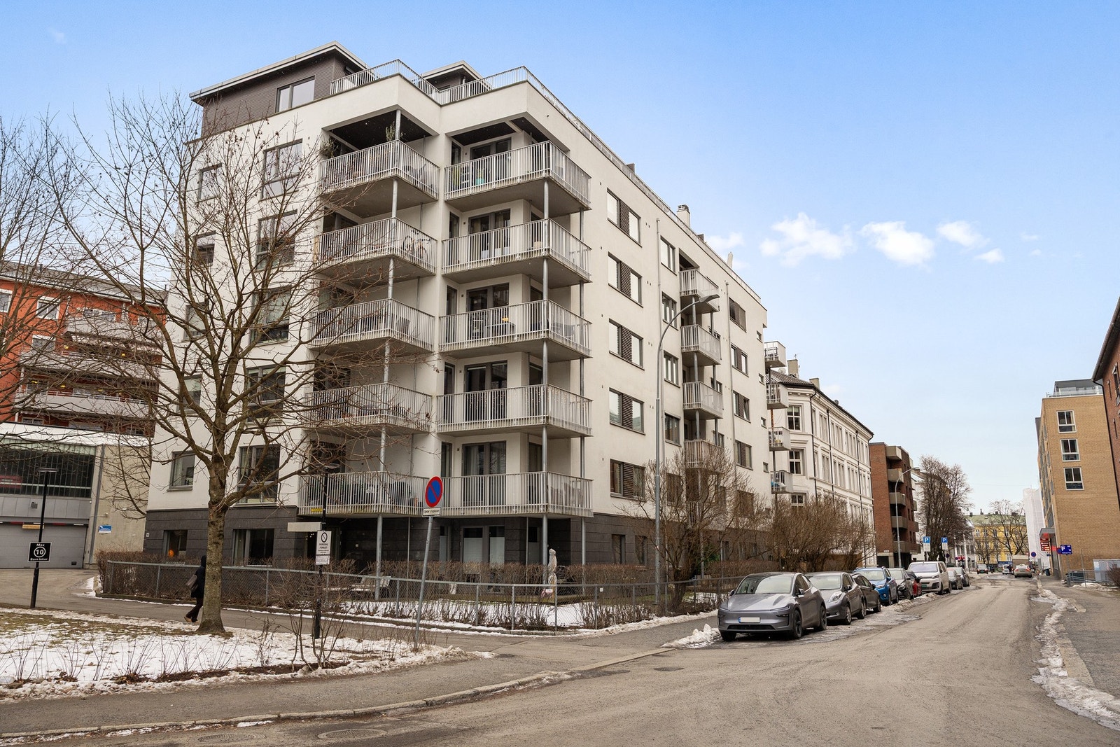 Leiligheten ligger svært sentralt og attraktivt til, rett ved Alexander Kiellands plass - et pulserende og urbant knutepunkt mellom Grünerløkka, St. Hanshaugen og Sagene/Torshov. Galleribilde