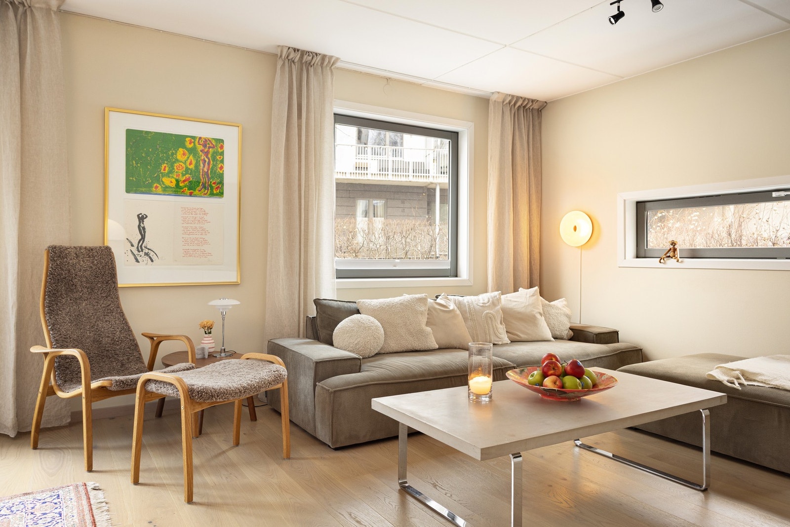 Rommet har god plass til både spisegruppe og sofamøblement, og de fleksible innredningsmulighetene gjør det enkelt å tilpasse etter behov. Galleribilde