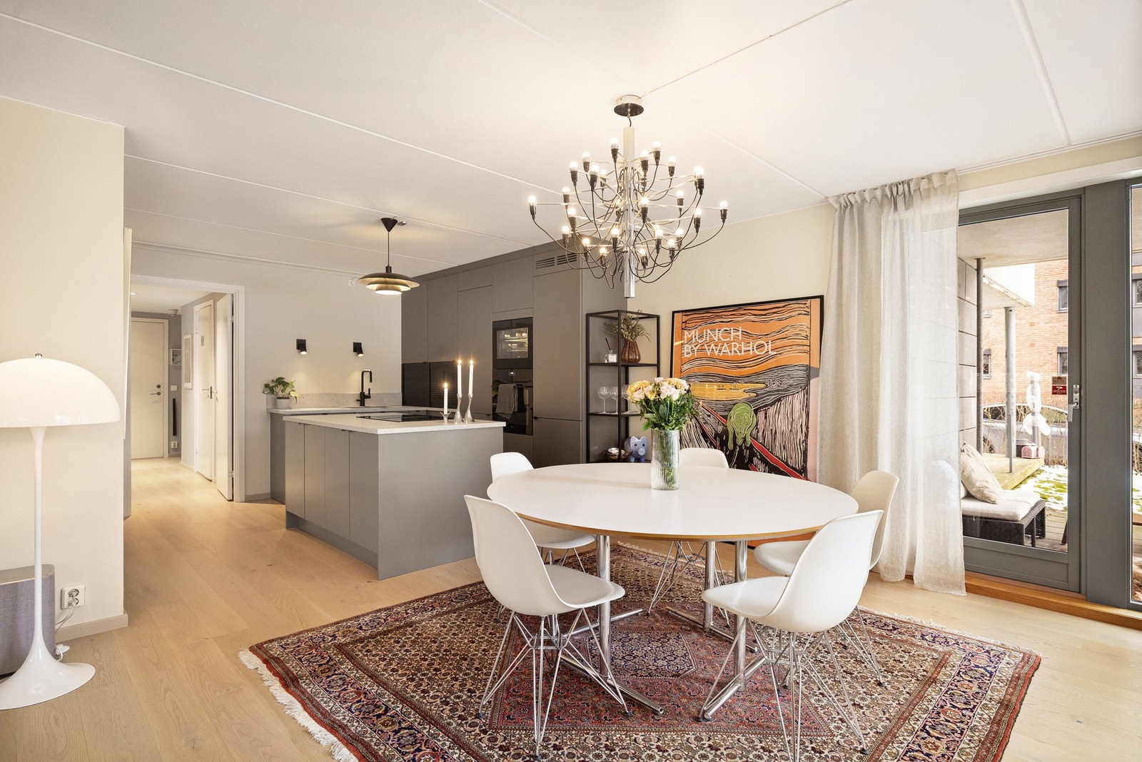 Fra stuen er det adkomst til en overbygget, hellebelagt uteplass på ca. 9 m². Galleribilde