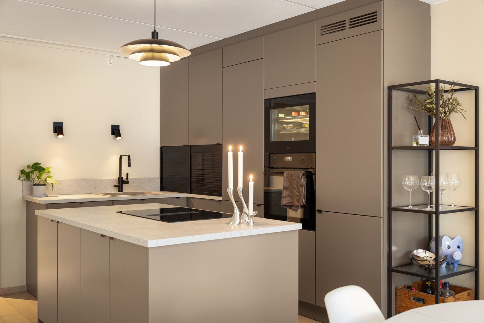 Kjøkkenet gjennomgikk en fullstendig renovering i 2023, utført som et komplett kvalitetsprosjekt av den anerkjente norske leverandøren Strai. Galleribilde