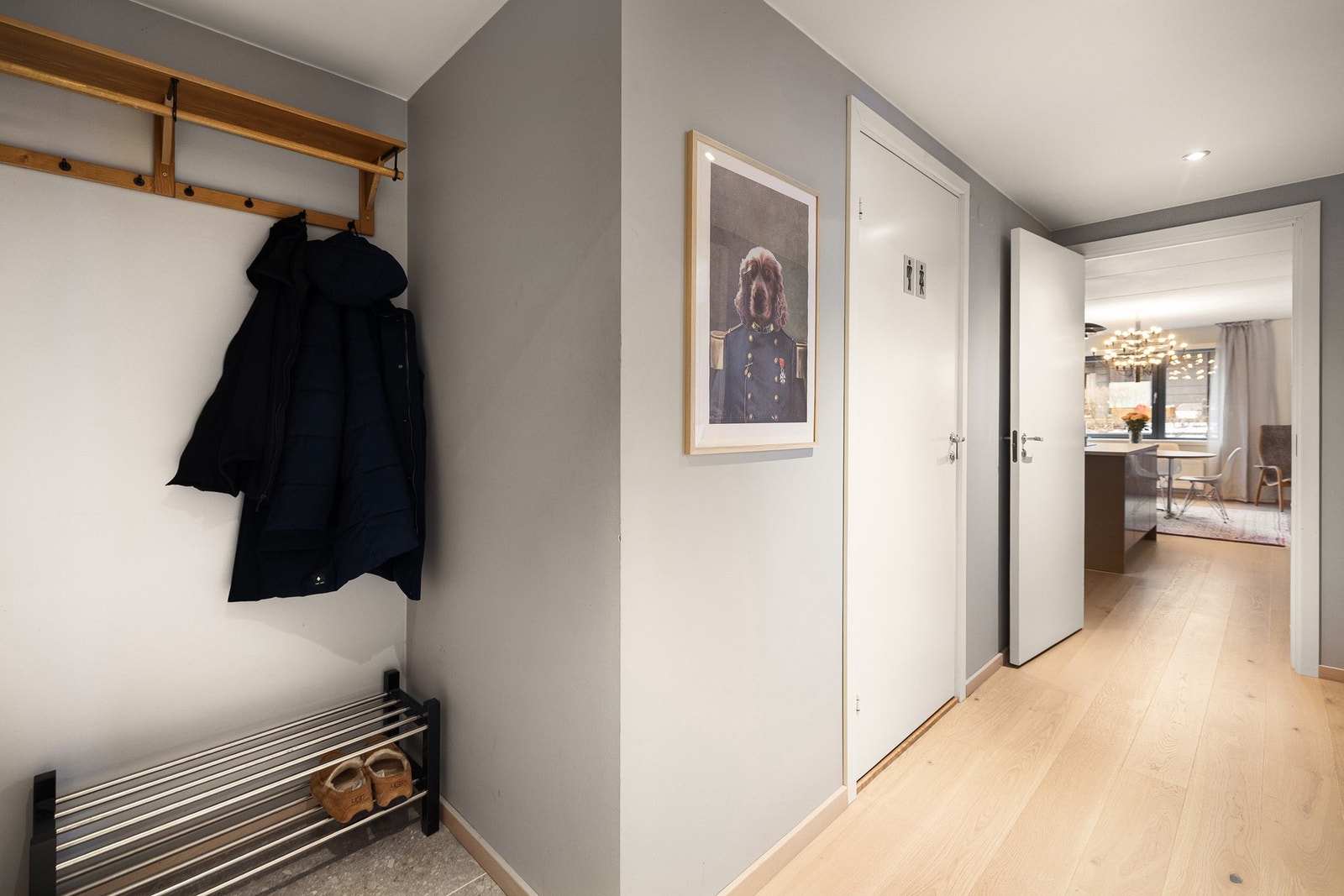 Gulvet ble belagt med nye fliser i 2023, noe som gir et moderne uttrykk og god slitestyrke. Her er også porttelefon og sikringsskap med automatsikringer, praktisk plassert og lett tilgjengelig. Galleribilde