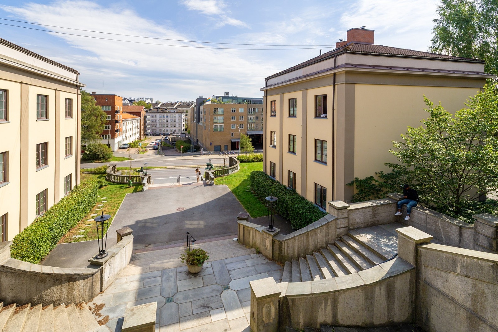 Stemningsfull utsikt fra Ulvetrappen, omgitt av klassisk bebyggelse. Galleribilde