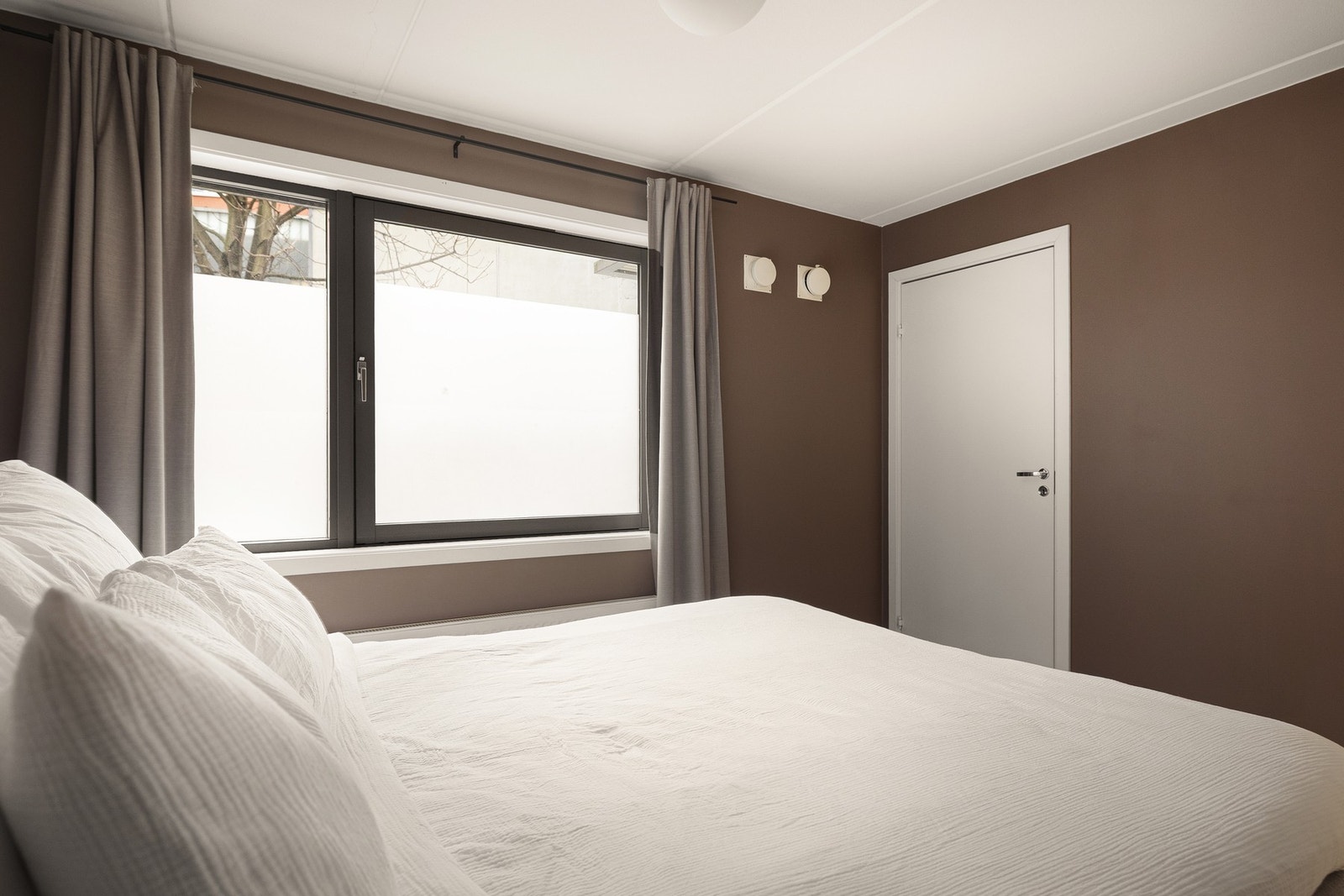 Rommet byr på god plass til en stor dobbeltseng med nattbord. Galleribilde