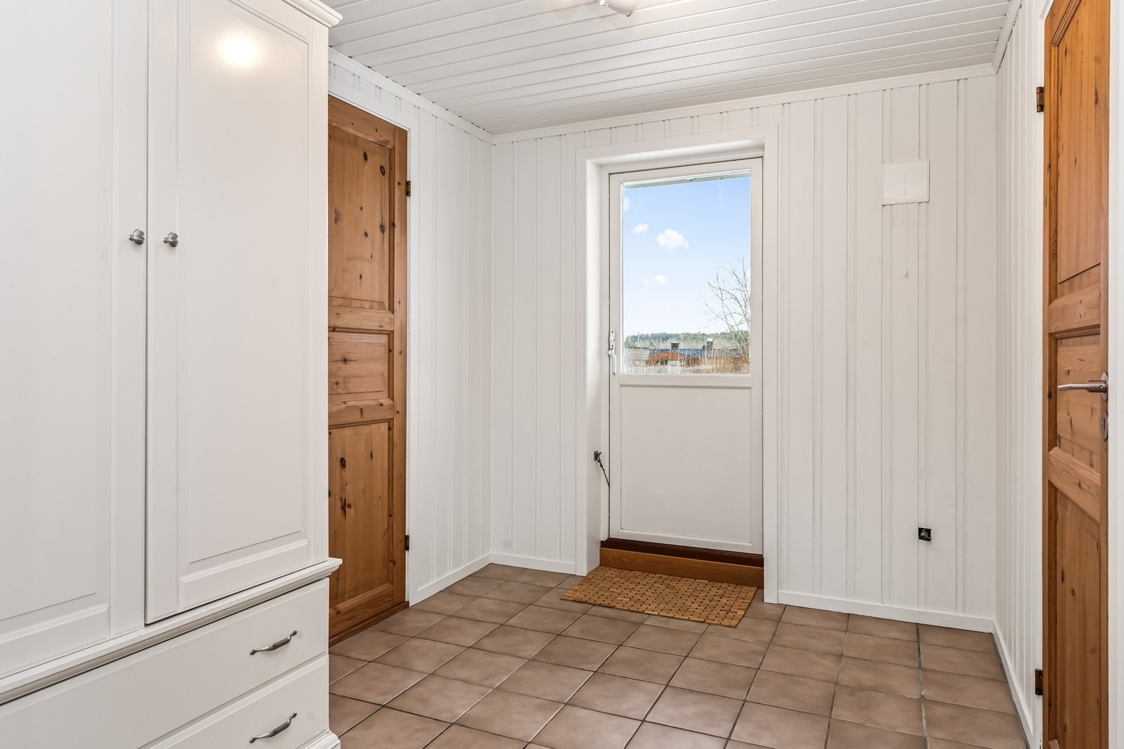 Underetasjen har egen inngang, noe som gir fleksible bruksmuligheter. Galleribilde