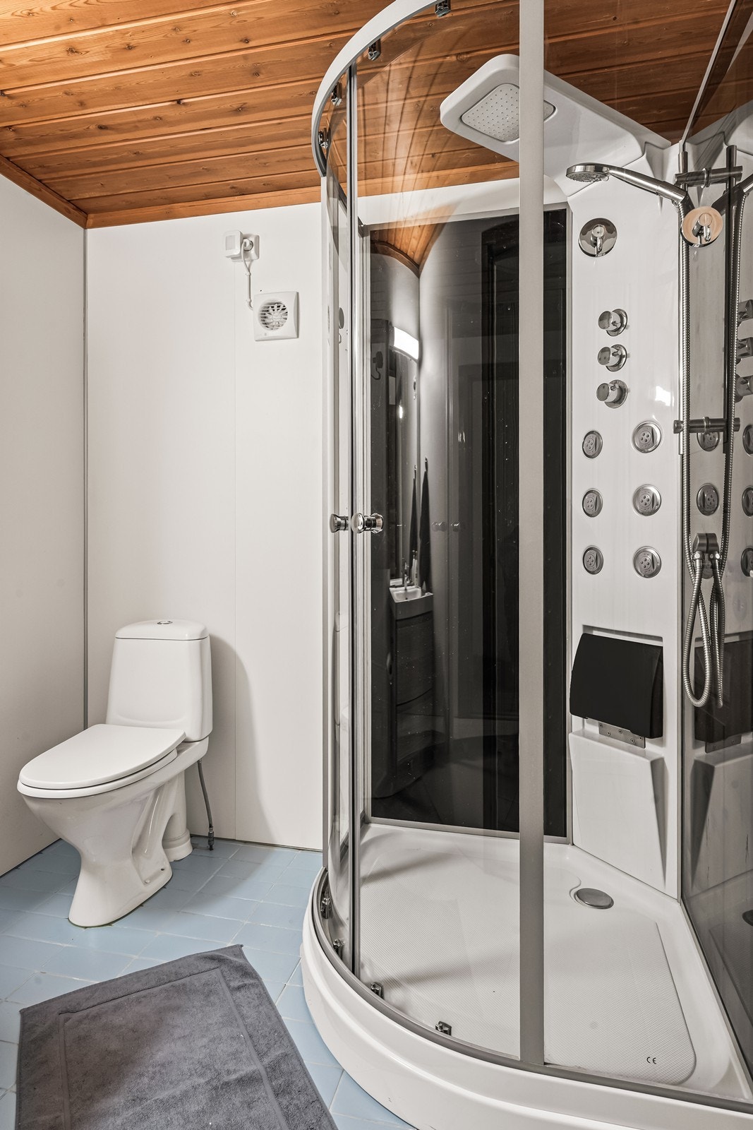 Dusjkabinettet er utstyrt med massasjedyser for ekstra velvære. Galleribilde