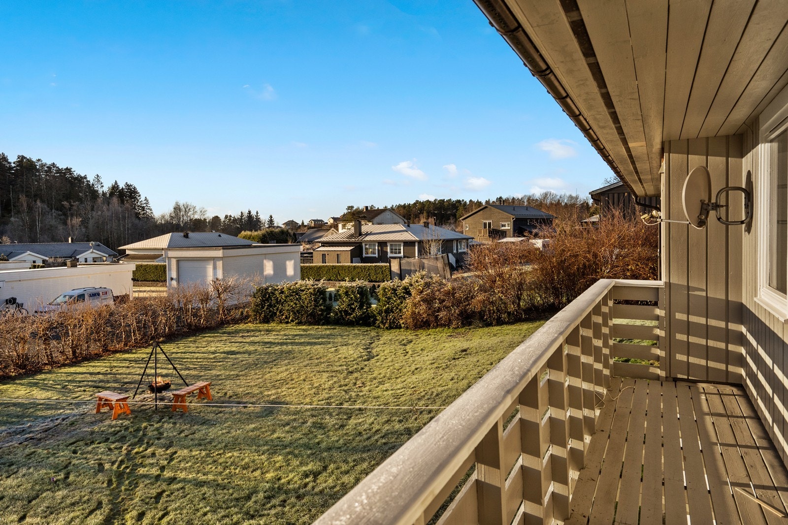 Fra balkongen i hovedetasjen er det utsikt over hagen og nærområdet. Galleribilde