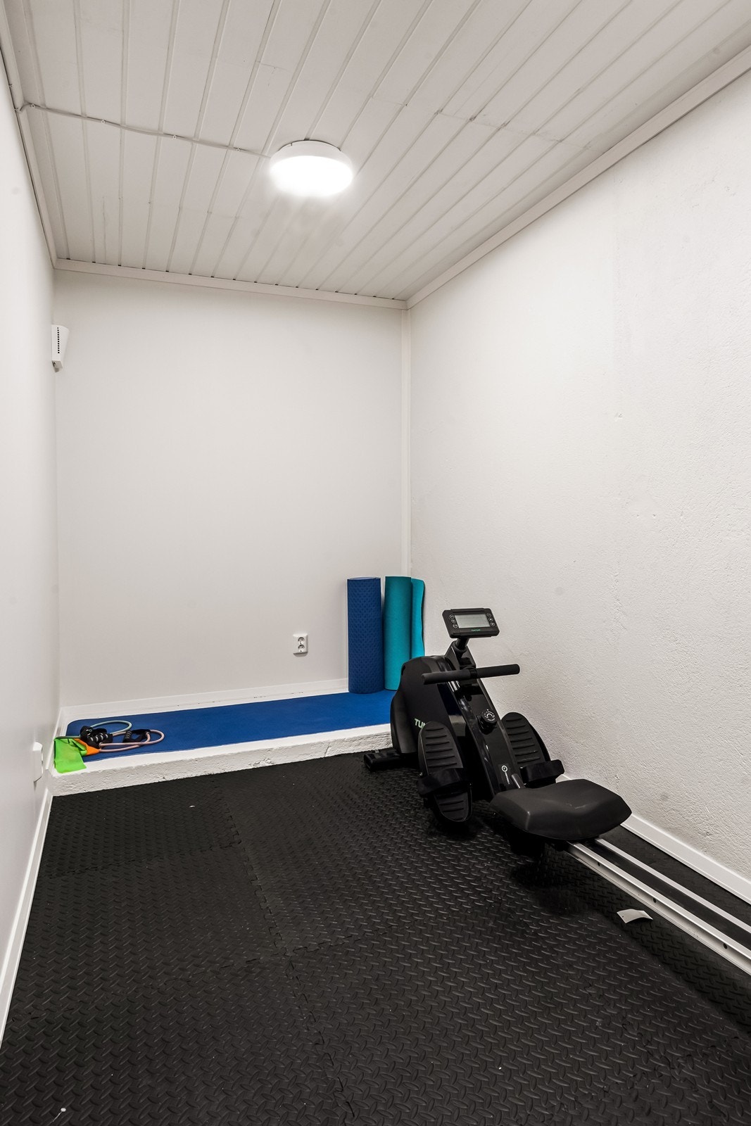 En innvendig bod gir rikelig med lagringsplass eller rom for trening. Galleribilde