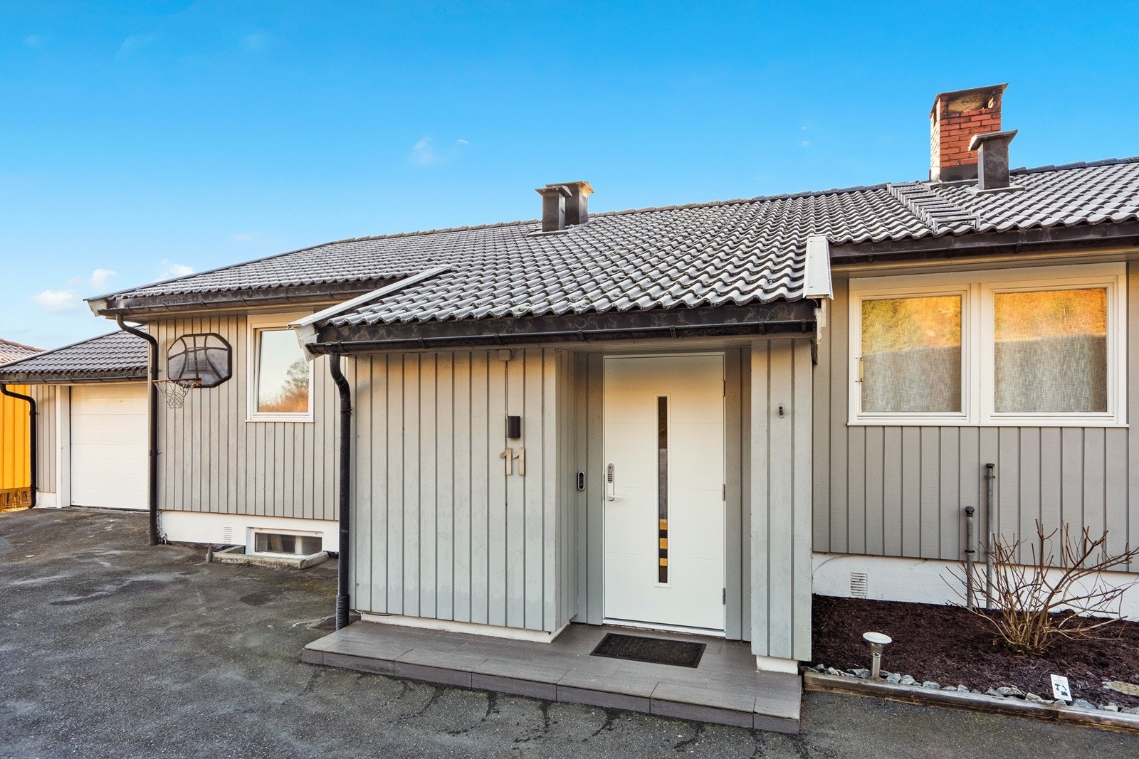 Overbygget inngangsparti med adkomst til boligen. Galleribilde