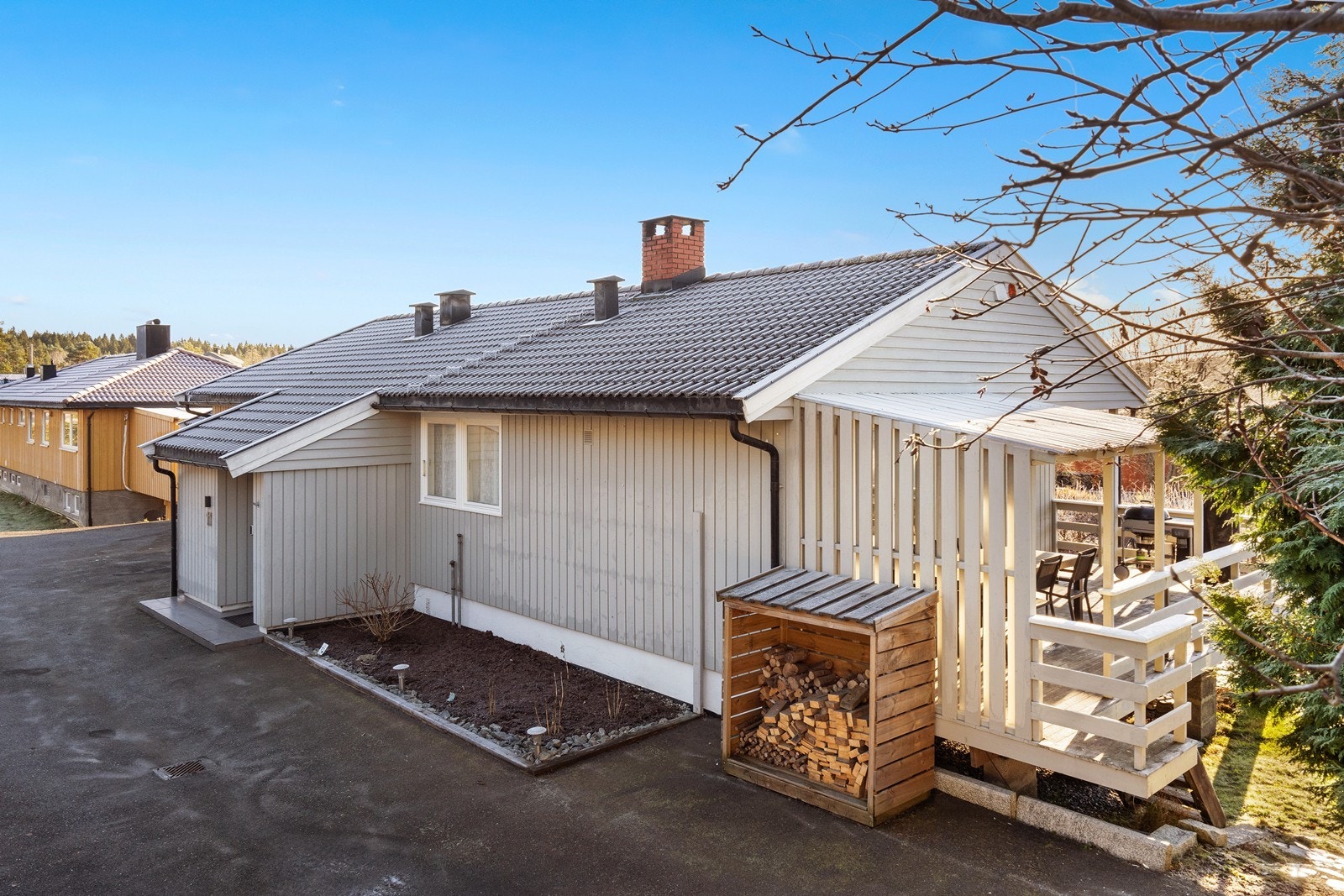 Praktisk vedskjul i tilknytning til gårdsplassen. Galleribilde