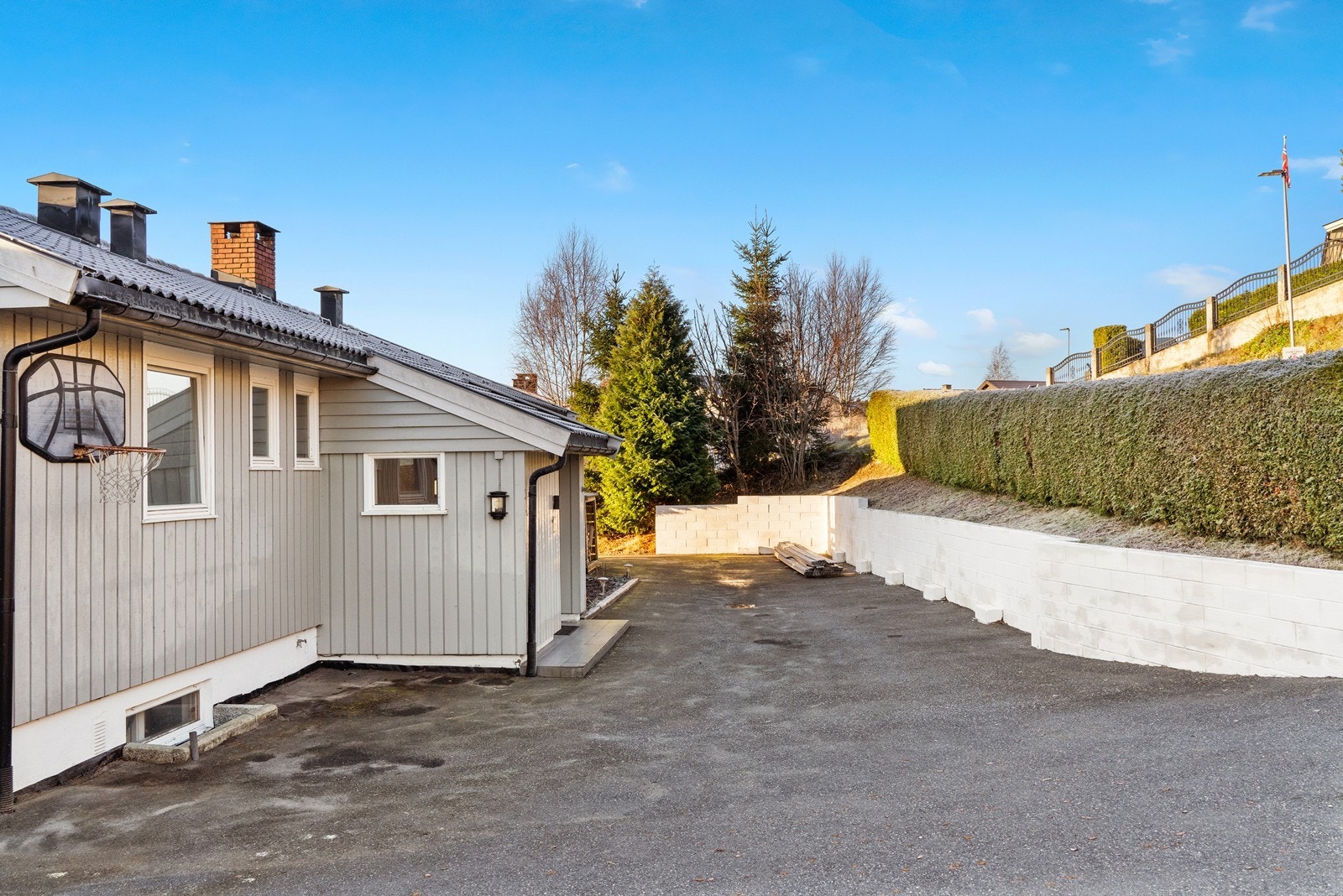 Stor gårdsplass med gode parkeringsmuligheter. Galleribilde