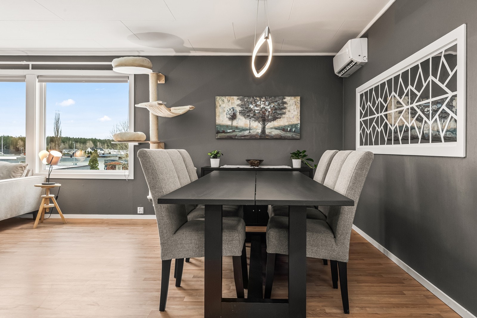 Spisestuen er et sentralt samlingspunkt i boligen. Galleribilde