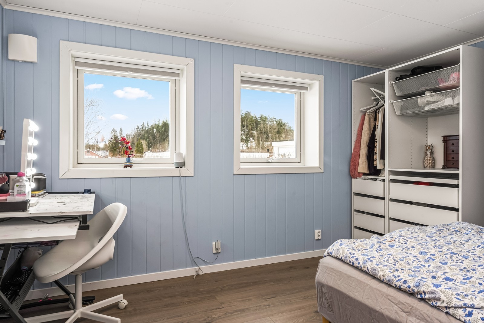 Rommet har plass til både seng og en egen arbeids- eller sminkeplass. Galleribilde