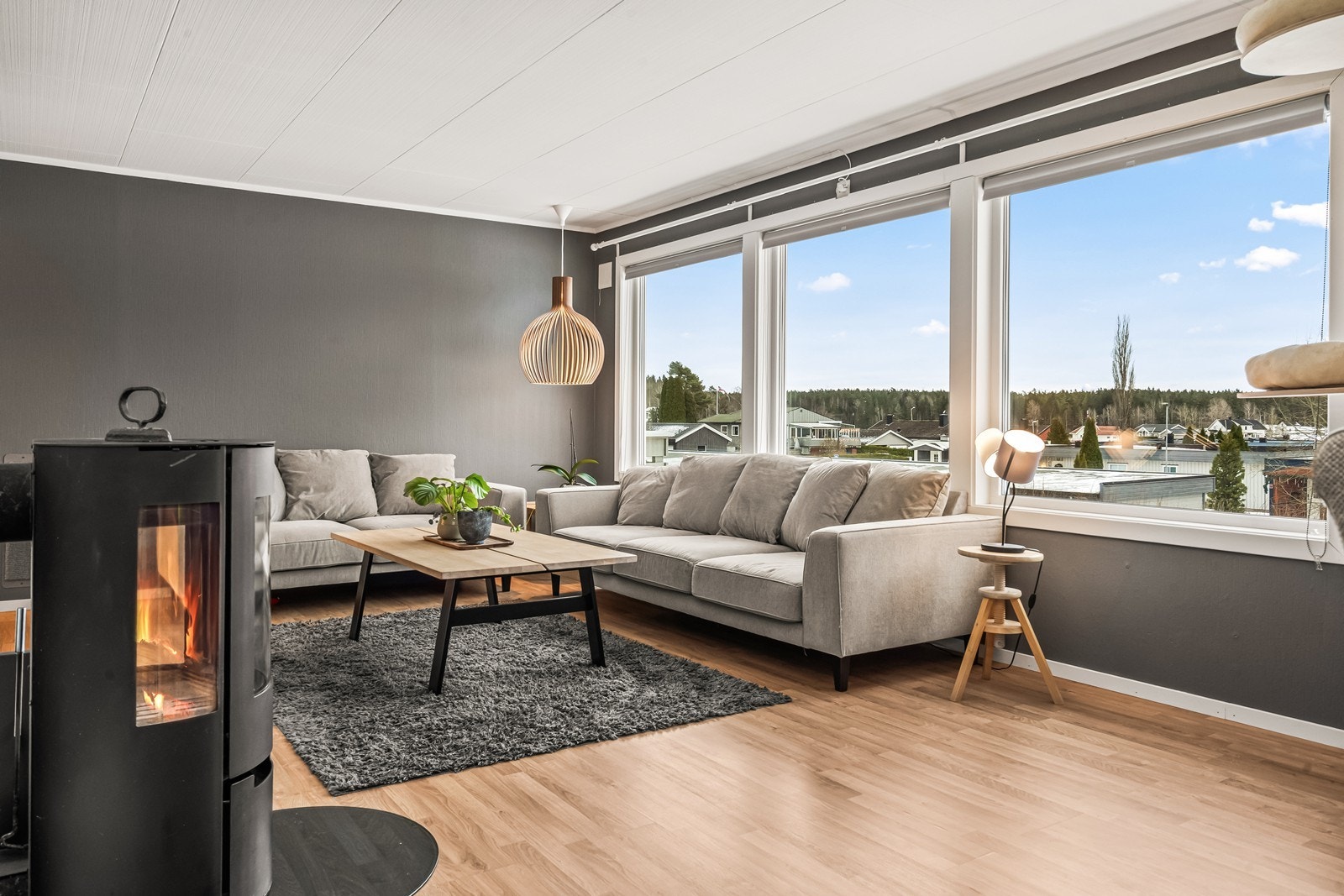 Stuen har store vindusflater som gir rikelig med naturlig lys. Galleribilde