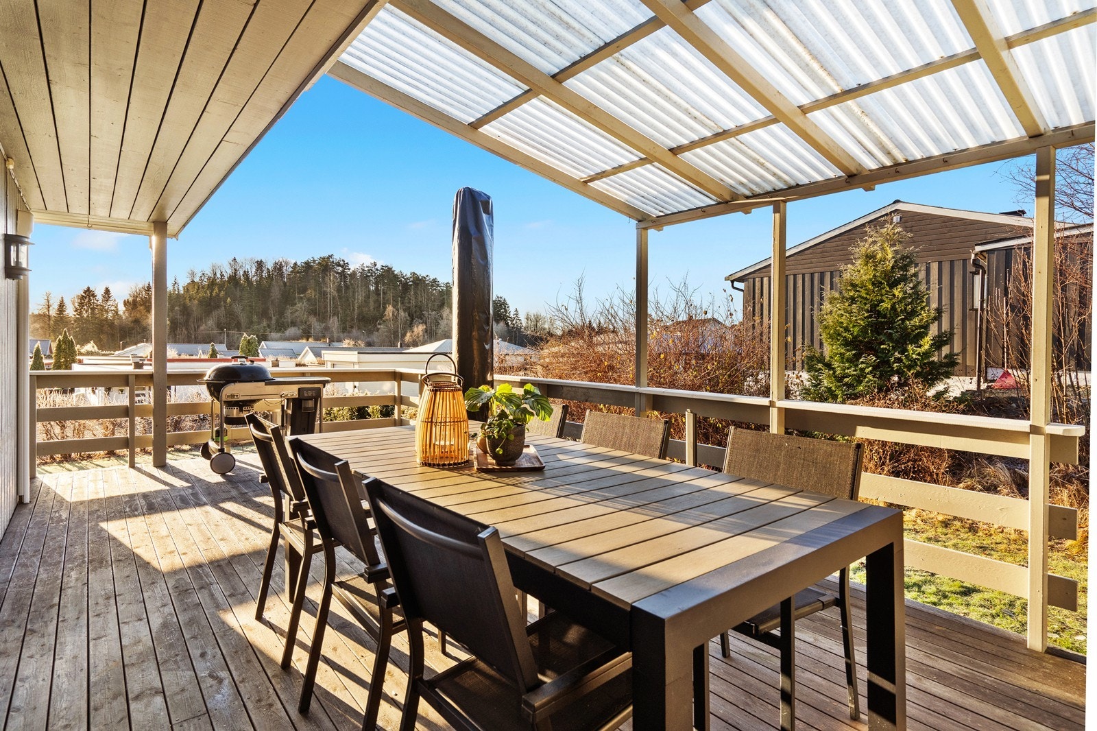 Romslig overbygd terrasse med god sol og lysforhold. Galleribilde