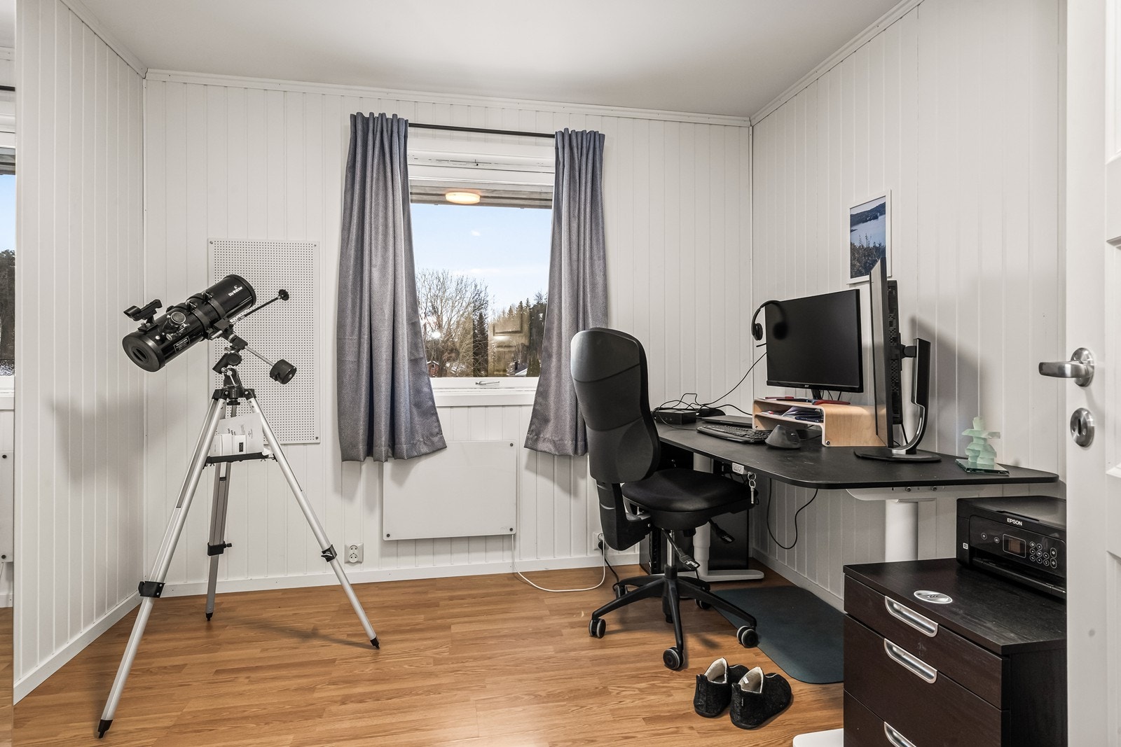 Det tredje soverommet i etasjen, her benyttet som kontor. Galleribilde