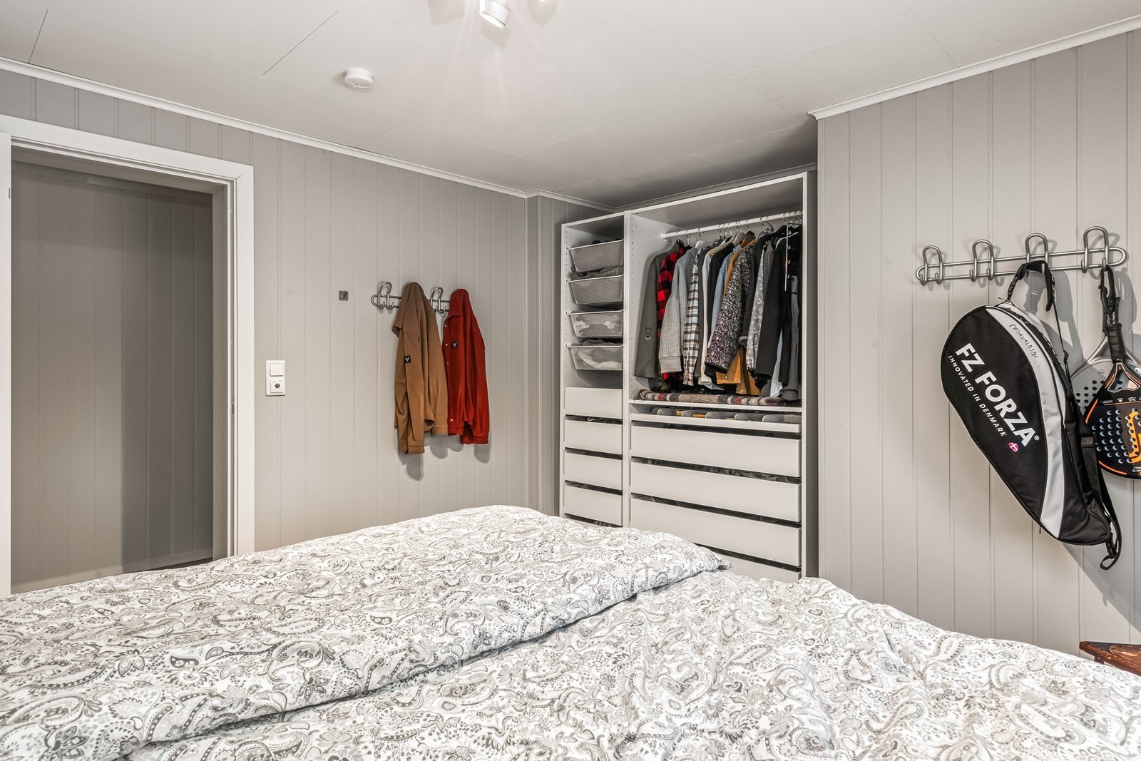 God plass til garderobeløsninger på soverommet. Galleribilde