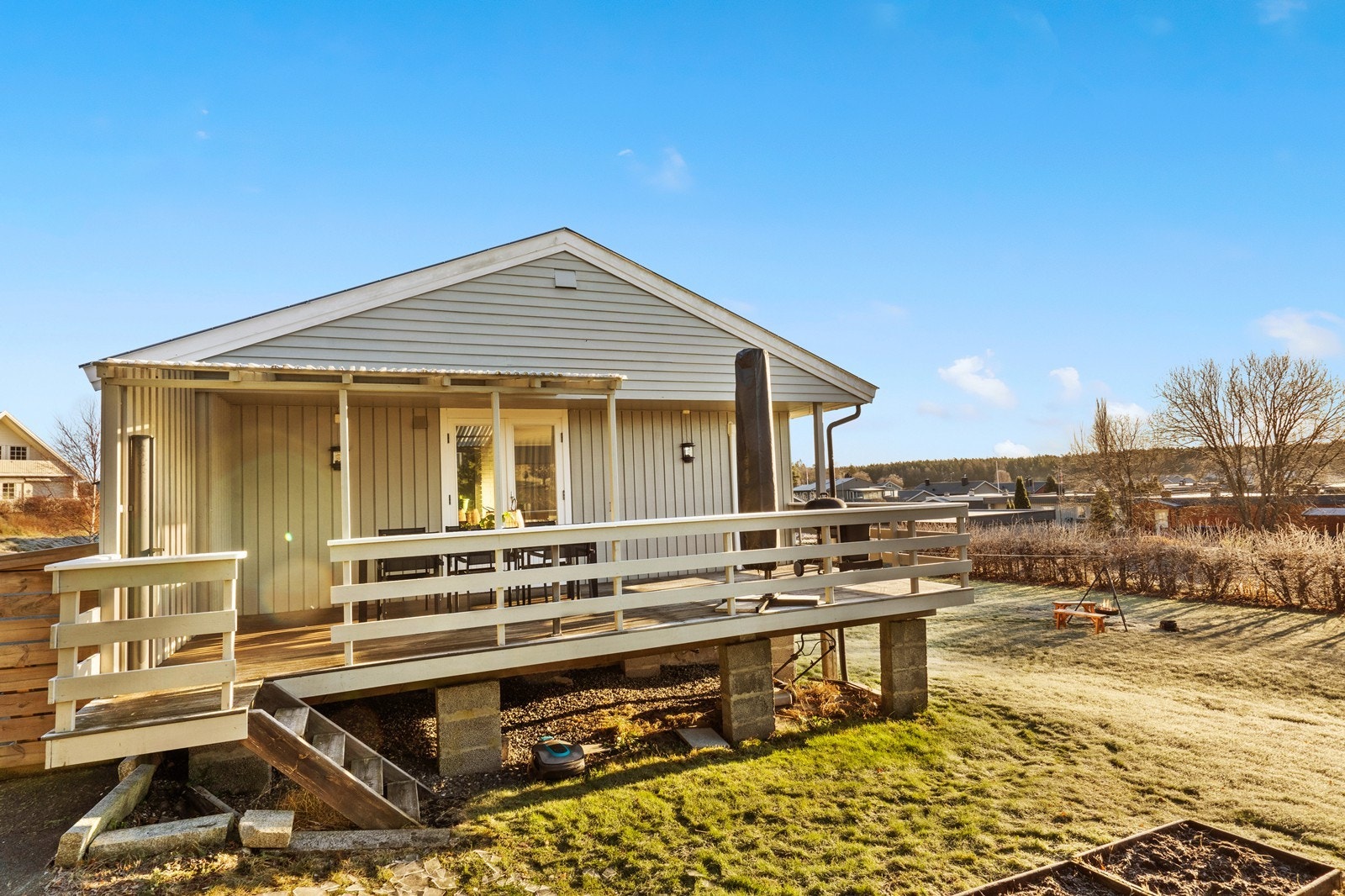 Fra terrassen er det trapp ned til den store hagen. Galleribilde