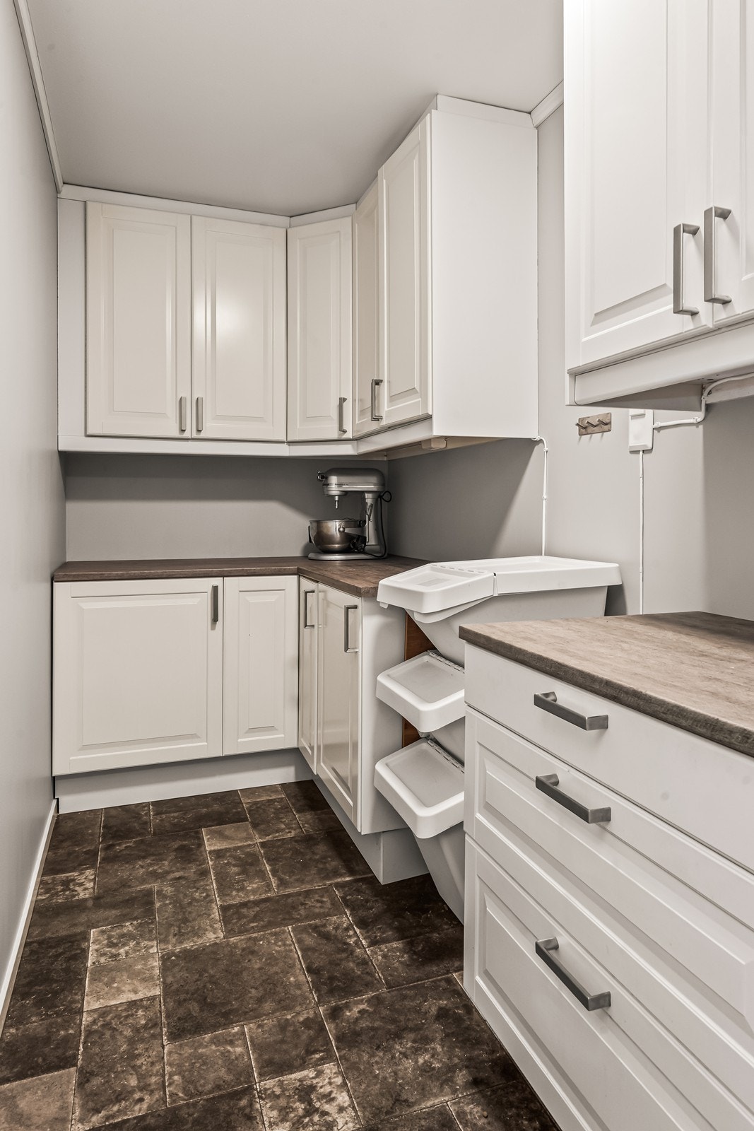 Matboden gir ekstra lagringsplass og har smarte oppbevaringsløsninger. Galleribilde