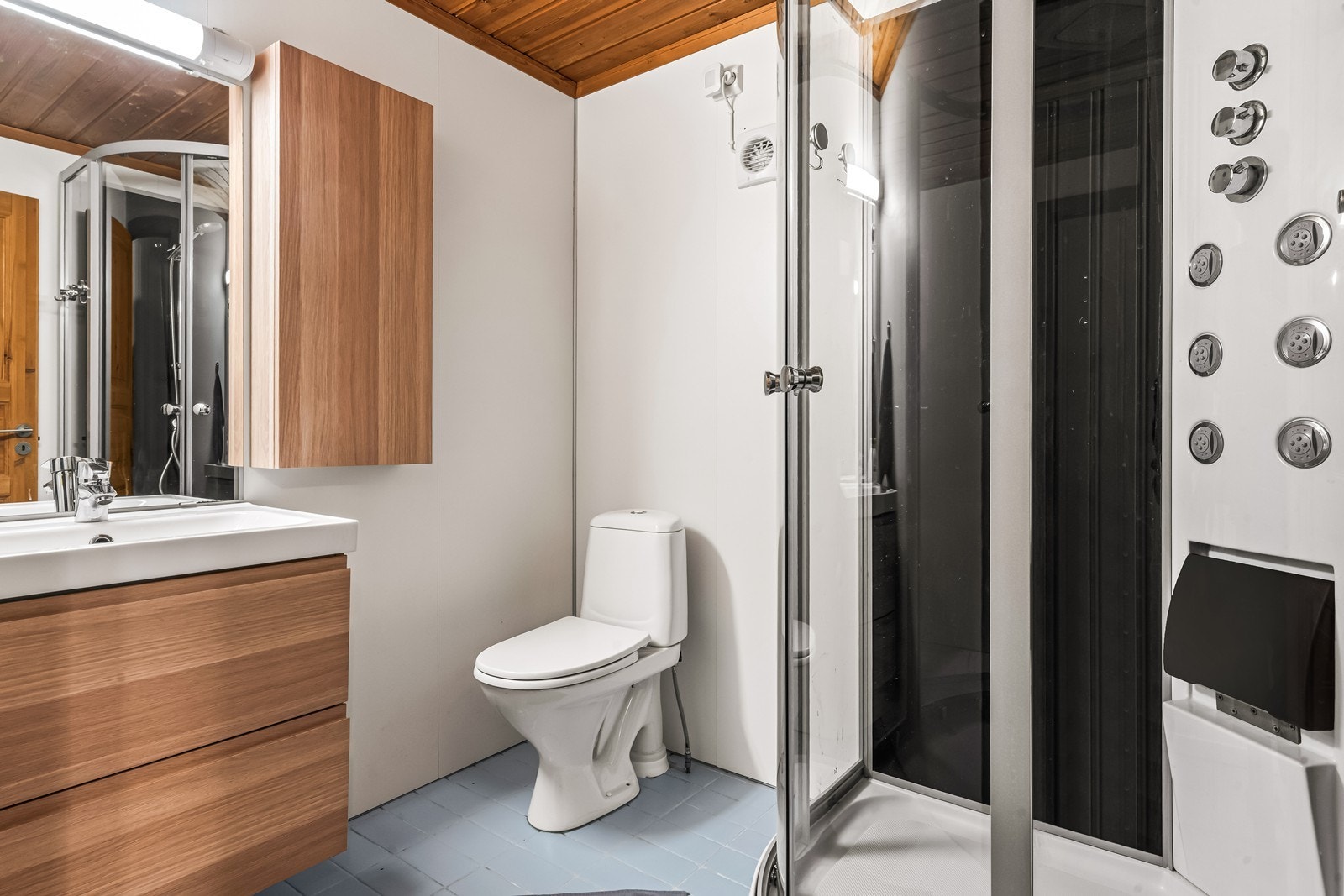 Badet i underetasjen har servant, toalett og dusjkabinett. Galleribilde