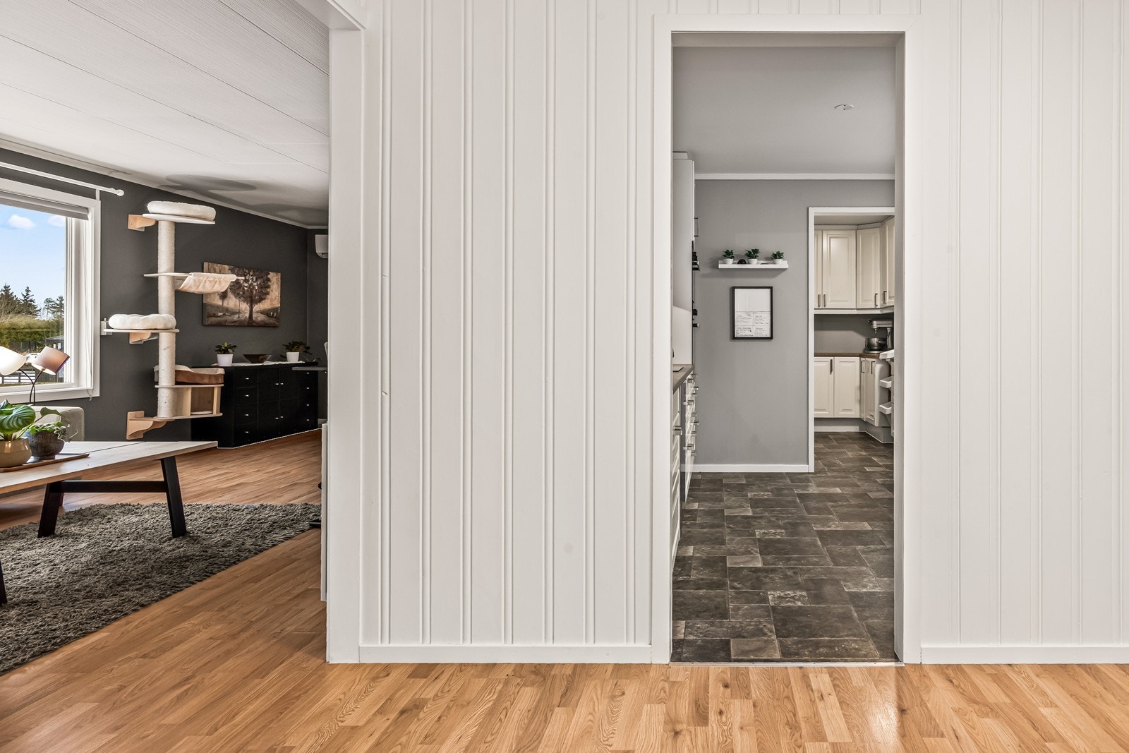 Fra gangen åpner boligen seg opp mot stue og kjøkken. Galleribilde