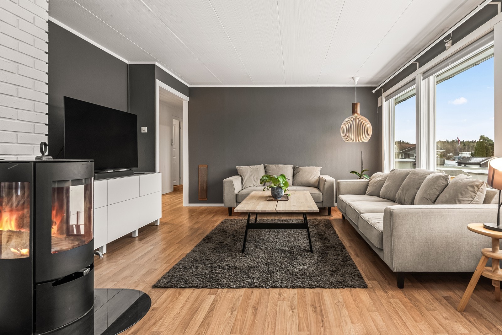 Her er det god plass til sofagruppe og TV-møblement. Galleribilde