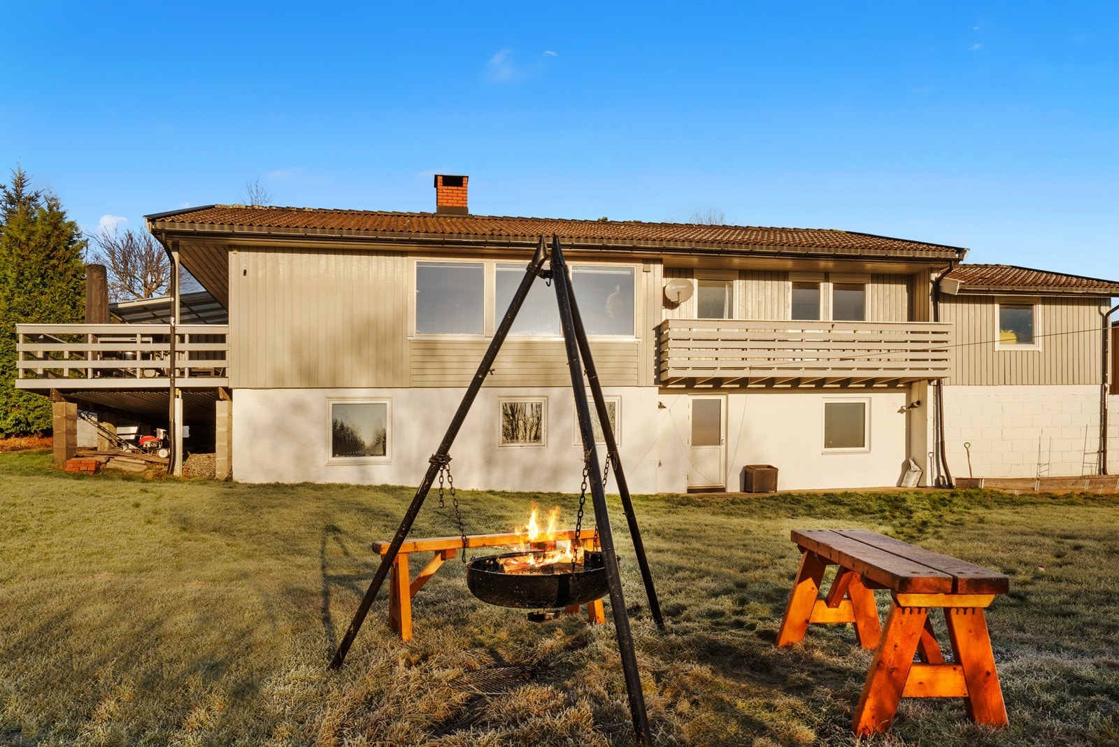 Hagen har en stor plen med plass for lek og aktiviteter. Galleribilde