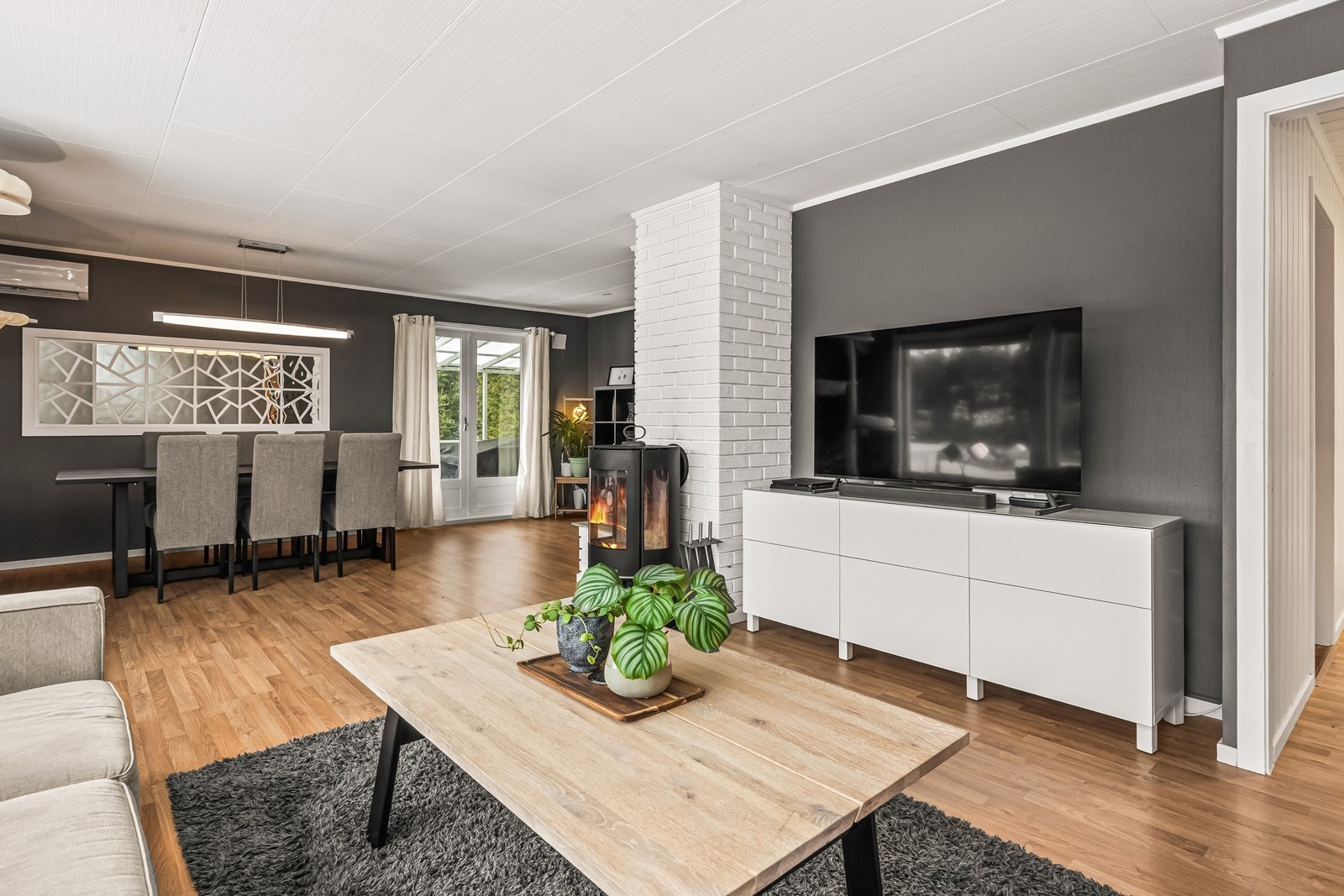 Fra spisestuen er det direkte utgang til den store terrassen. Galleribilde