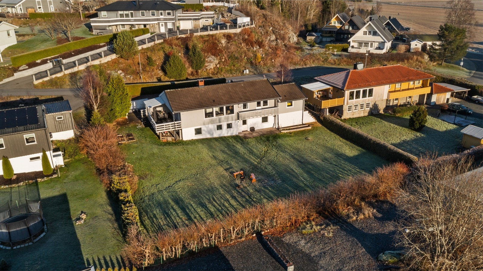 Eiendommen har en romslig tomt med gode solforhold. Galleribilde