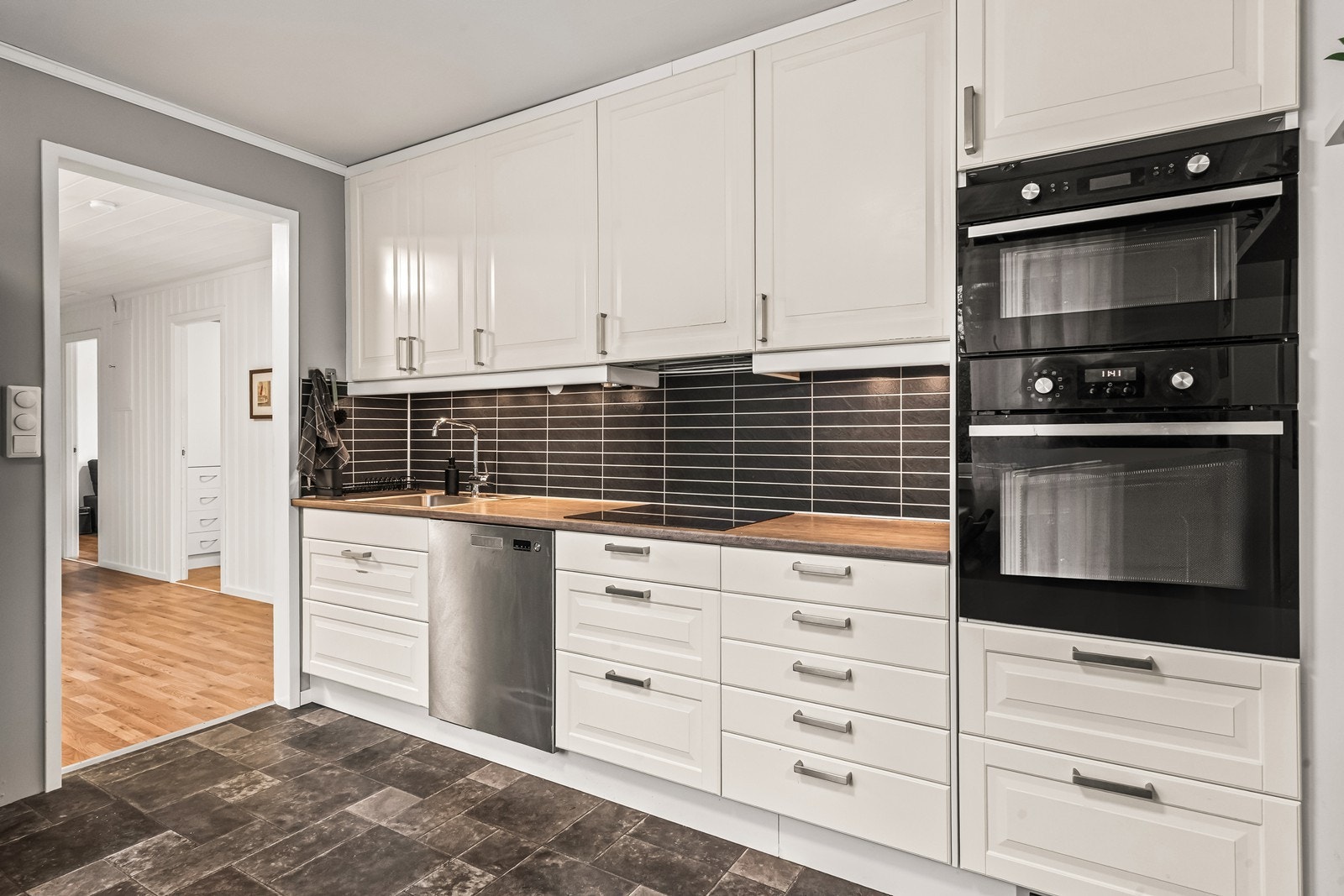 Kjøkkenet har rikelig med skap- og benkeplass. Galleribilde