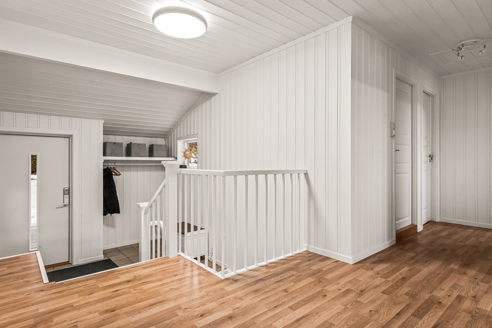 Boligens hovedetasje har en romslig gang med adkomst til flere rom. Galleribilde