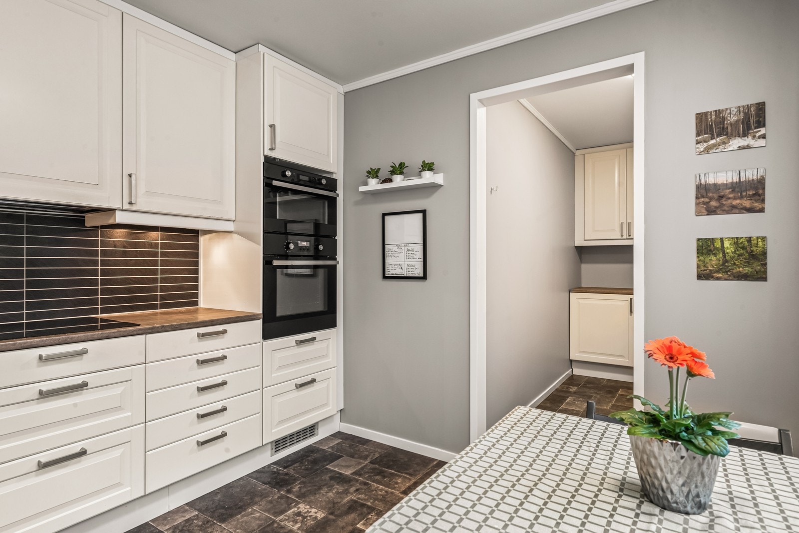 Fra kjøkkenet er det inngang til en praktisk matbod. Galleribilde