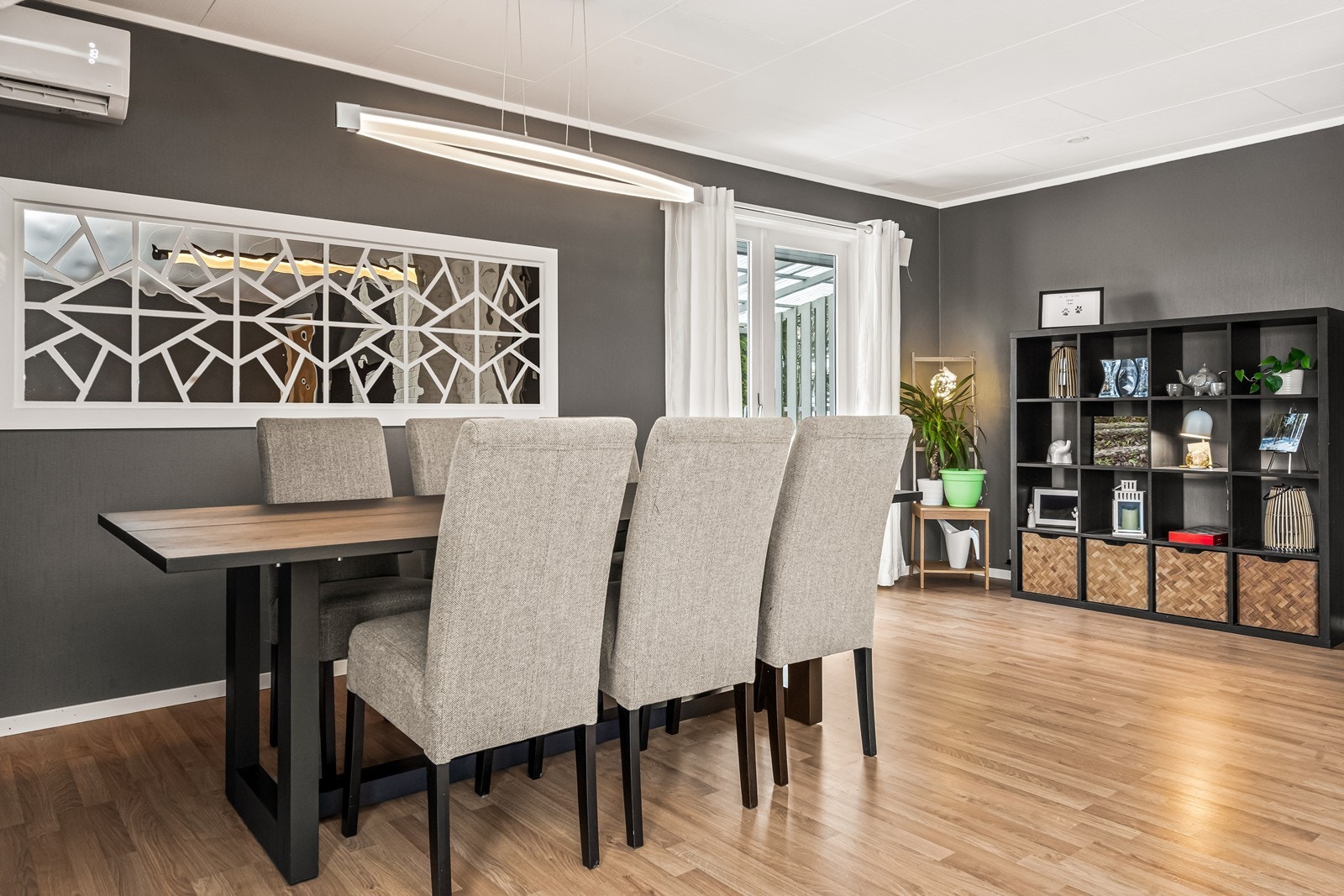 Spisestuen har plass til et stort spisebord for hyggelige sammenkomster. Galleribilde