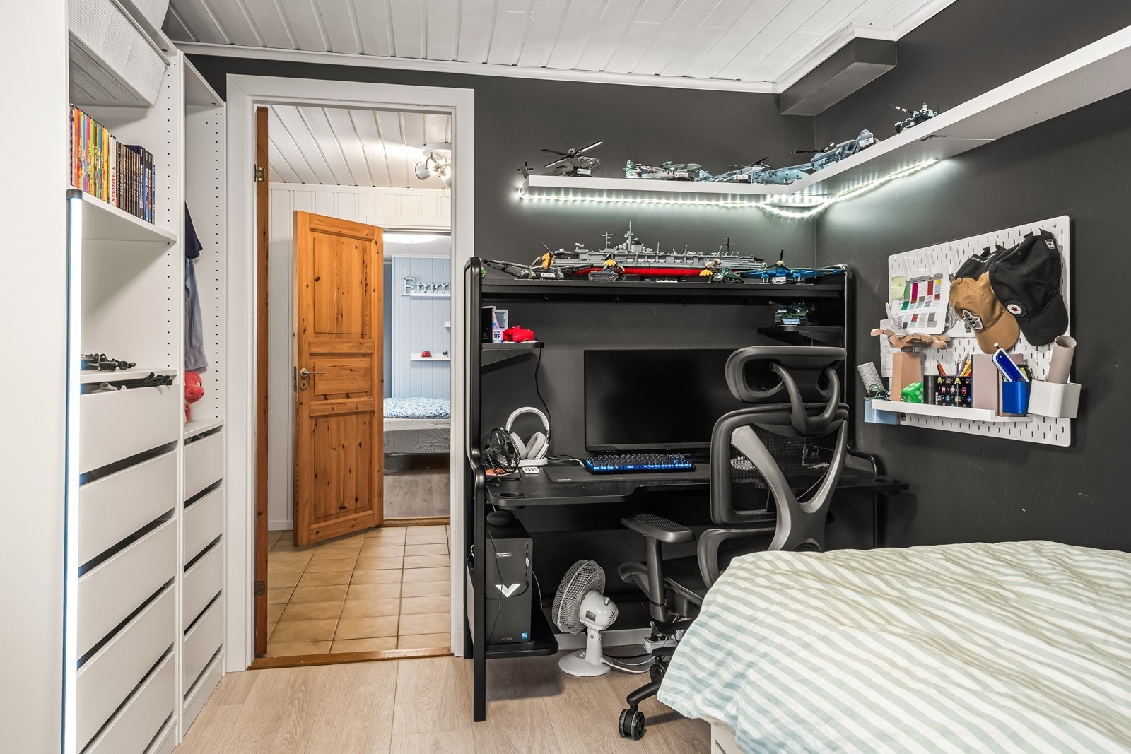 Smarte løsninger for oppbevaring og arbeidsplass. Galleribilde