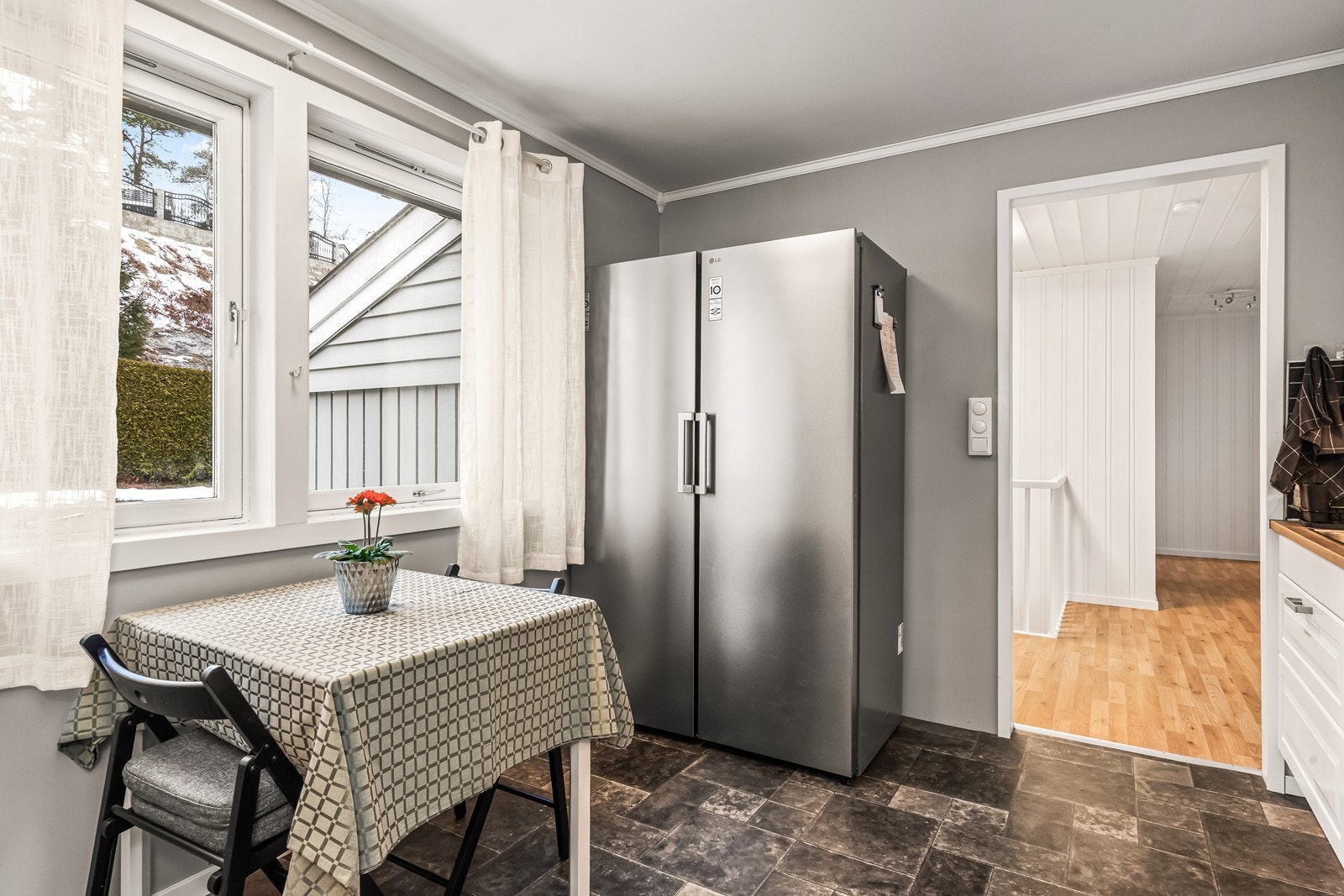 En hyggelig spiseplass ved vinduet for frokosten. Galleribilde