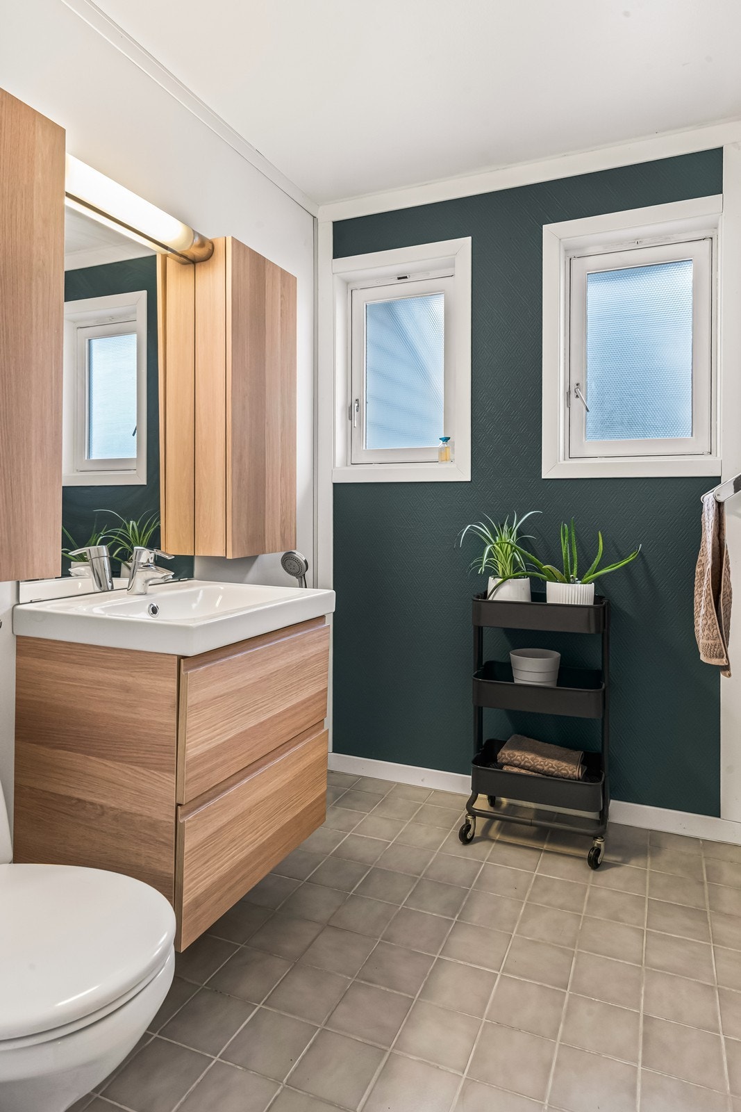 Badet i hovedetasjen er utstyrt med servant, toalett og dusj. Galleribilde